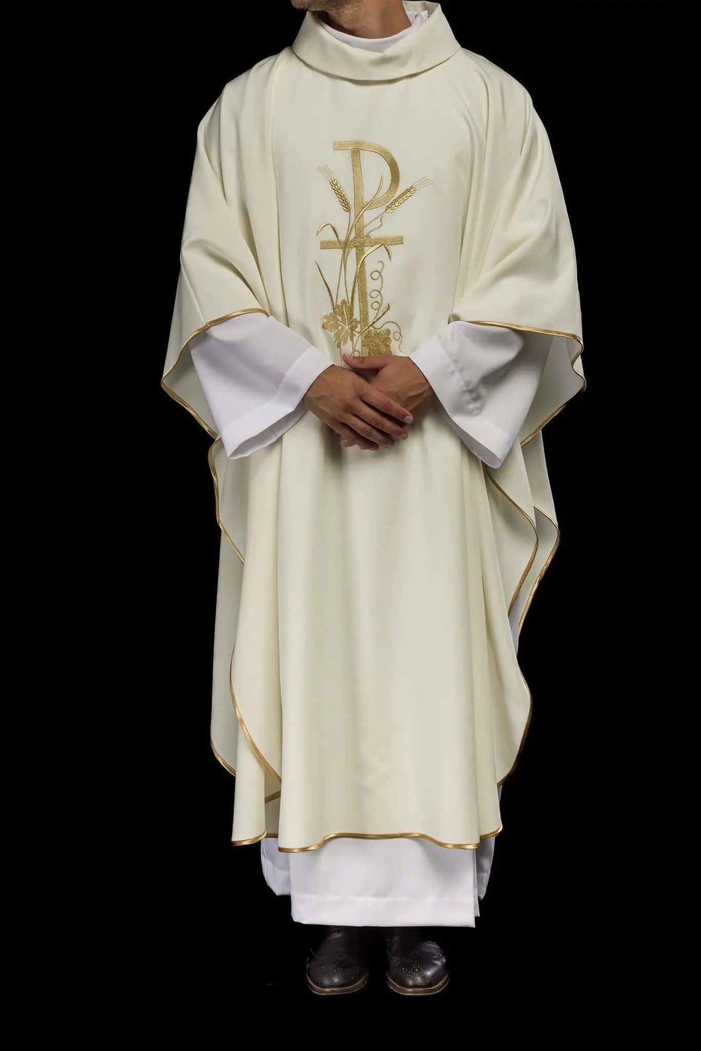 Embroidered chasuble in ecru
