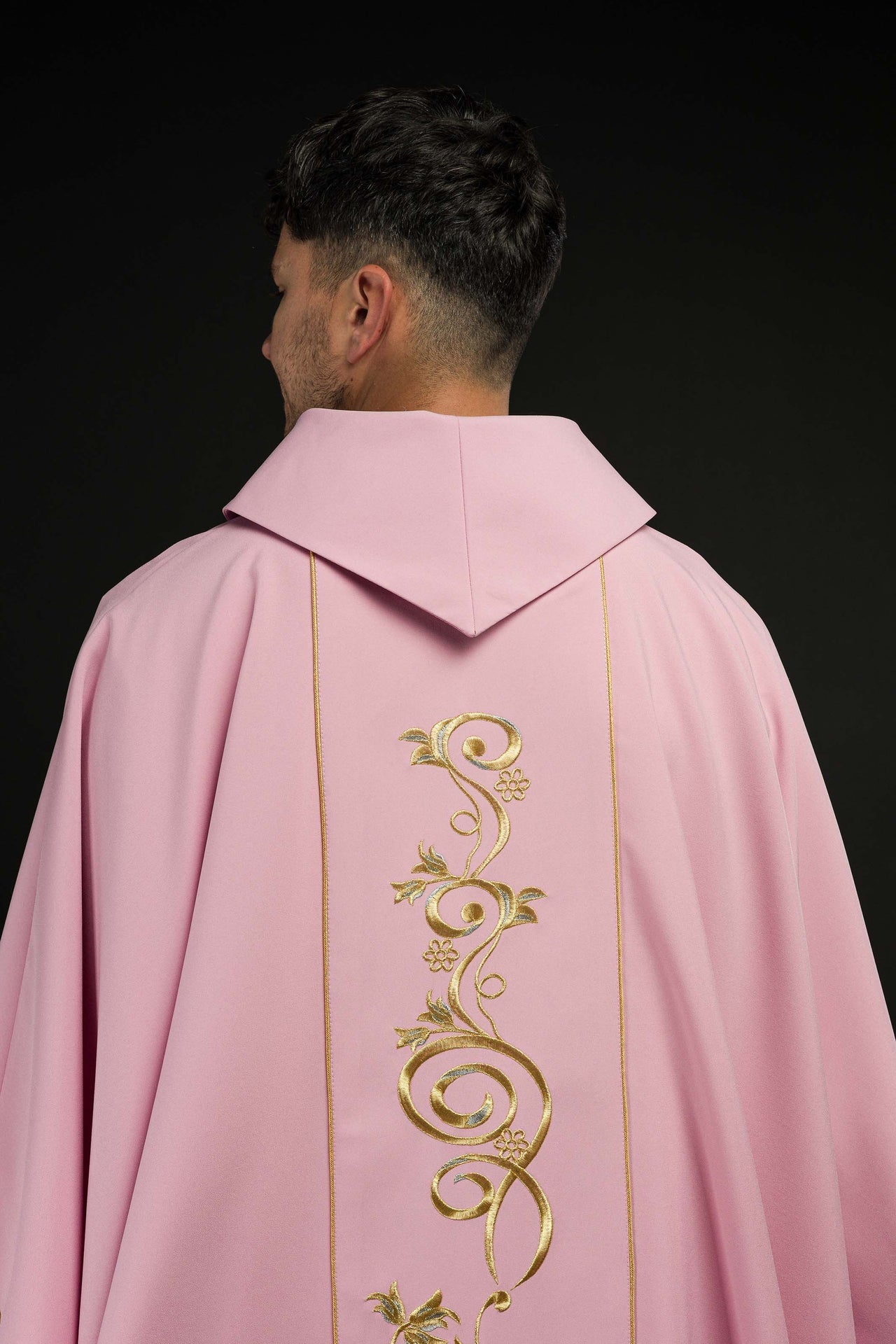 Różowy ornat haftowany IHS - ORNATY.PL