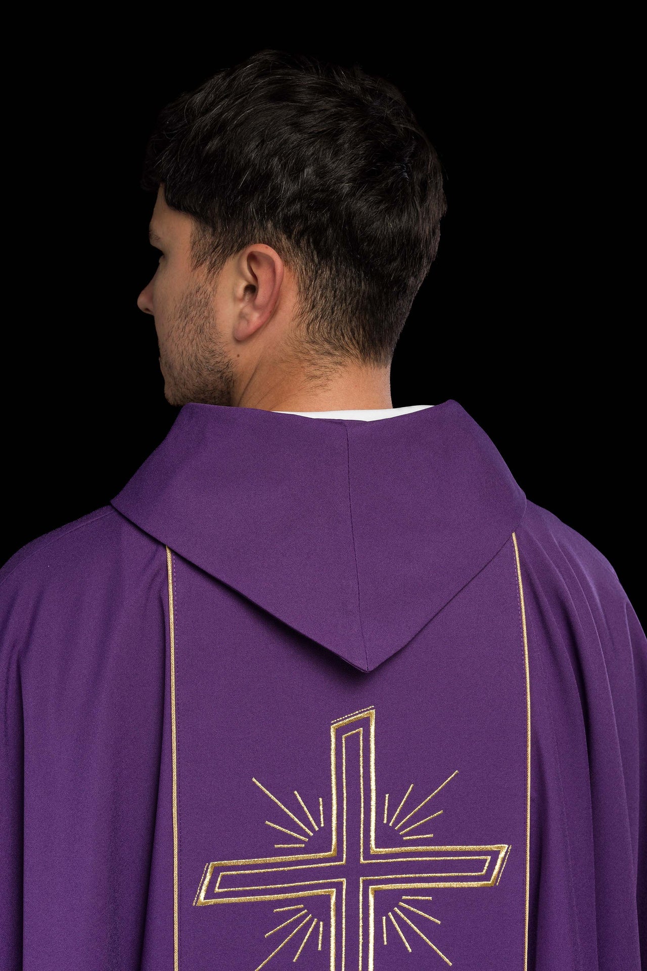 Fioletowy ornat z szerokim haftowanym złotym pasem Krzyż IHS - ORNATY.PL