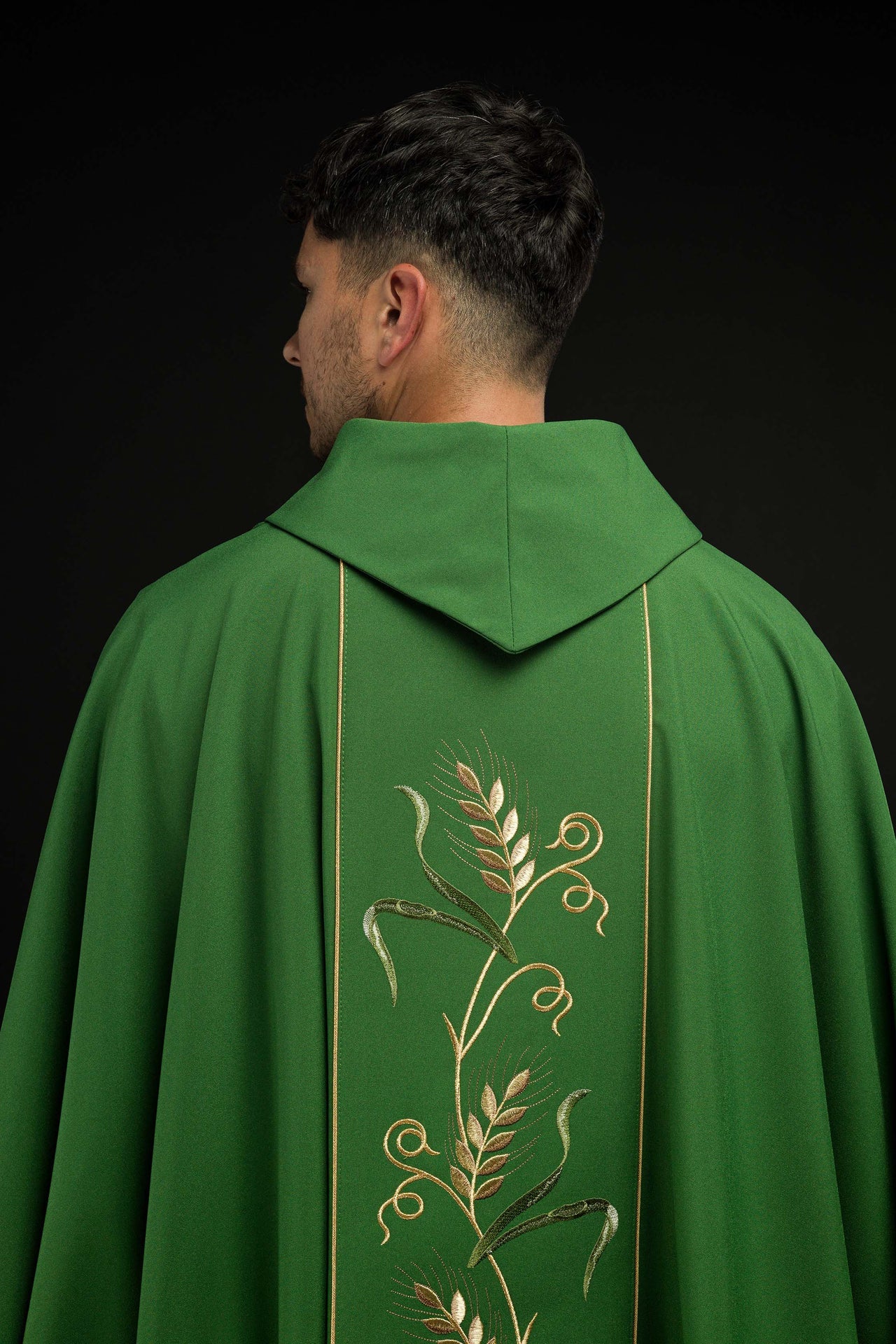 Zielony ornat na pasie z haftem IHS, kłosy i winogrona - ORNATY.PL