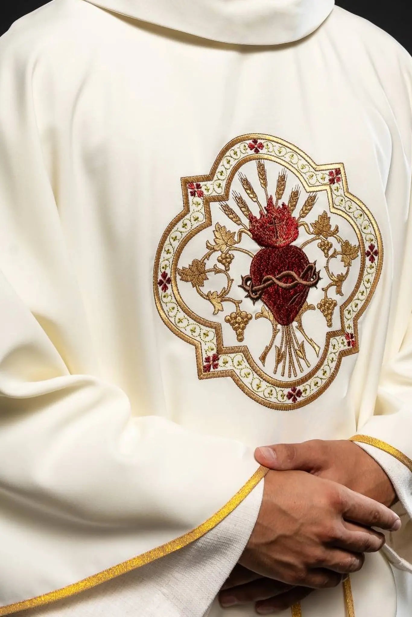 Embroidered chasuble with the motif of the Heart of Jesus and the Eucharistic cup