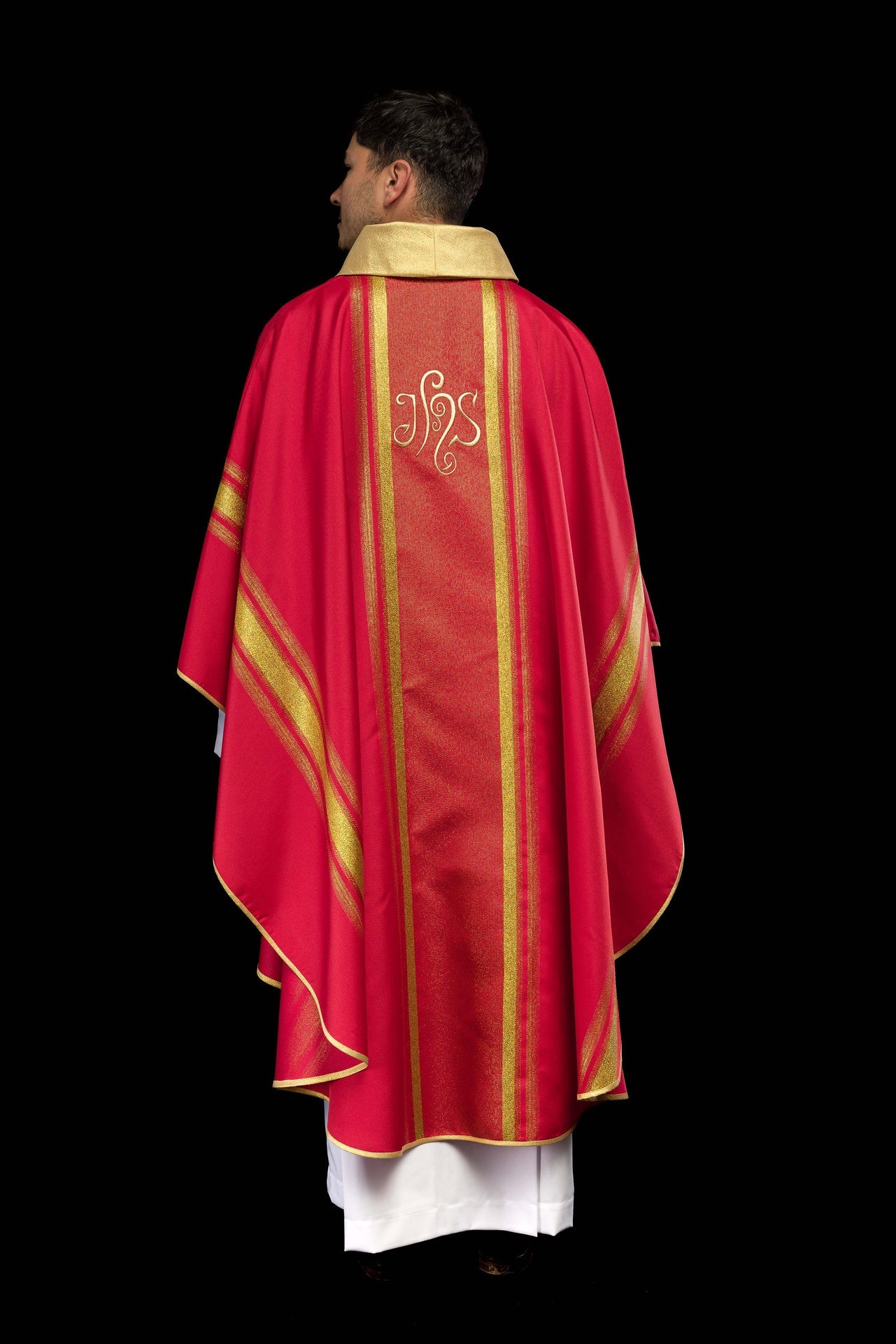 Czerwony ornat haftowany z wzorem IHS ze złoceniami - ORNATY.PL