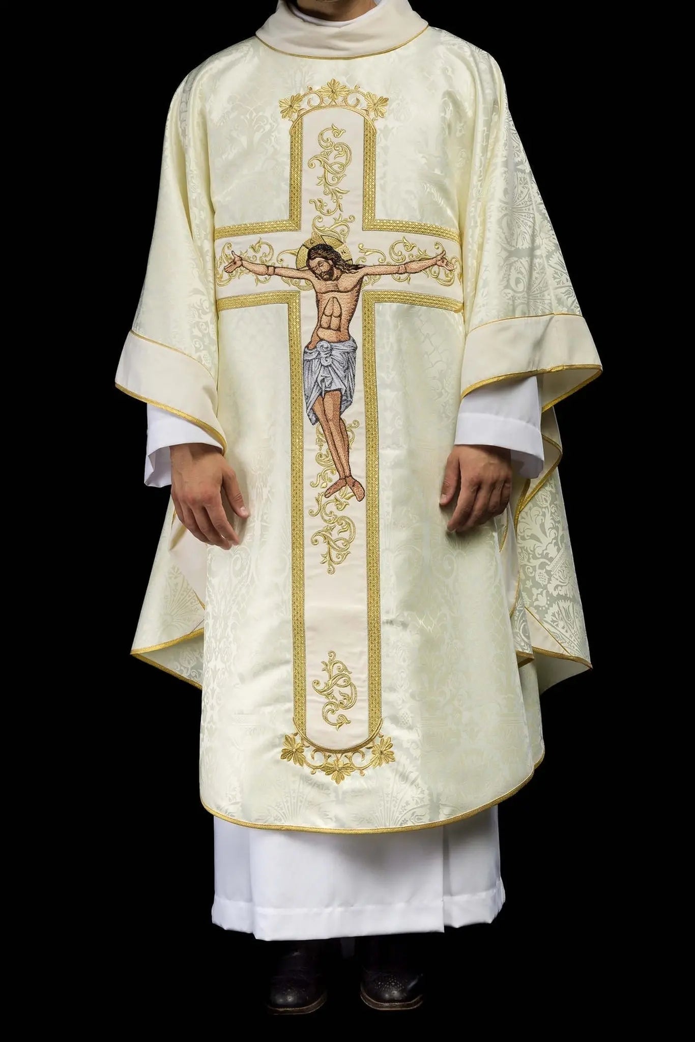 Chasuble with the image of Jesus Christ on the cross in ecru
