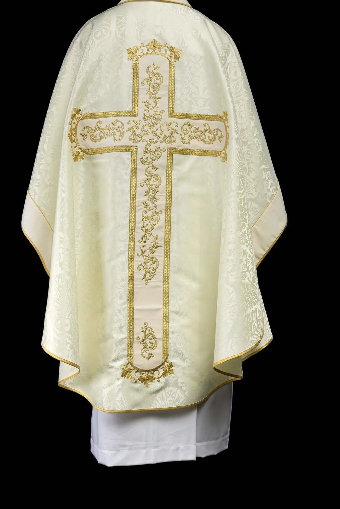 Chasuble with the image of Jesus Christ on the cross in ecru