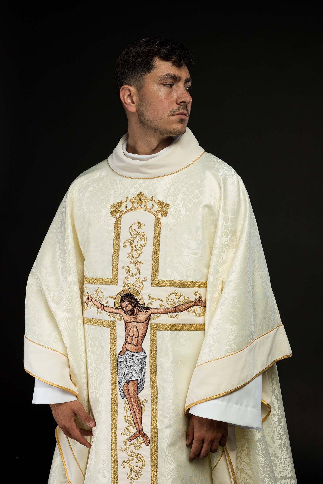 Ornat z wizerunkiem Jezusa Chrystusa na krzyżu w kolorze ecru - ORNATY.PL