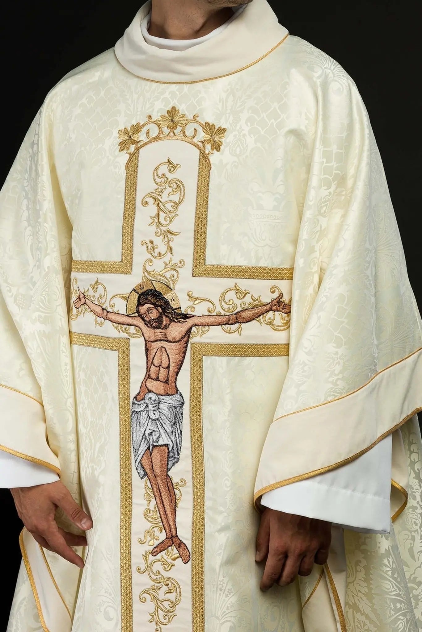 Chasuble with the image of Jesus Christ on the cross in ecru