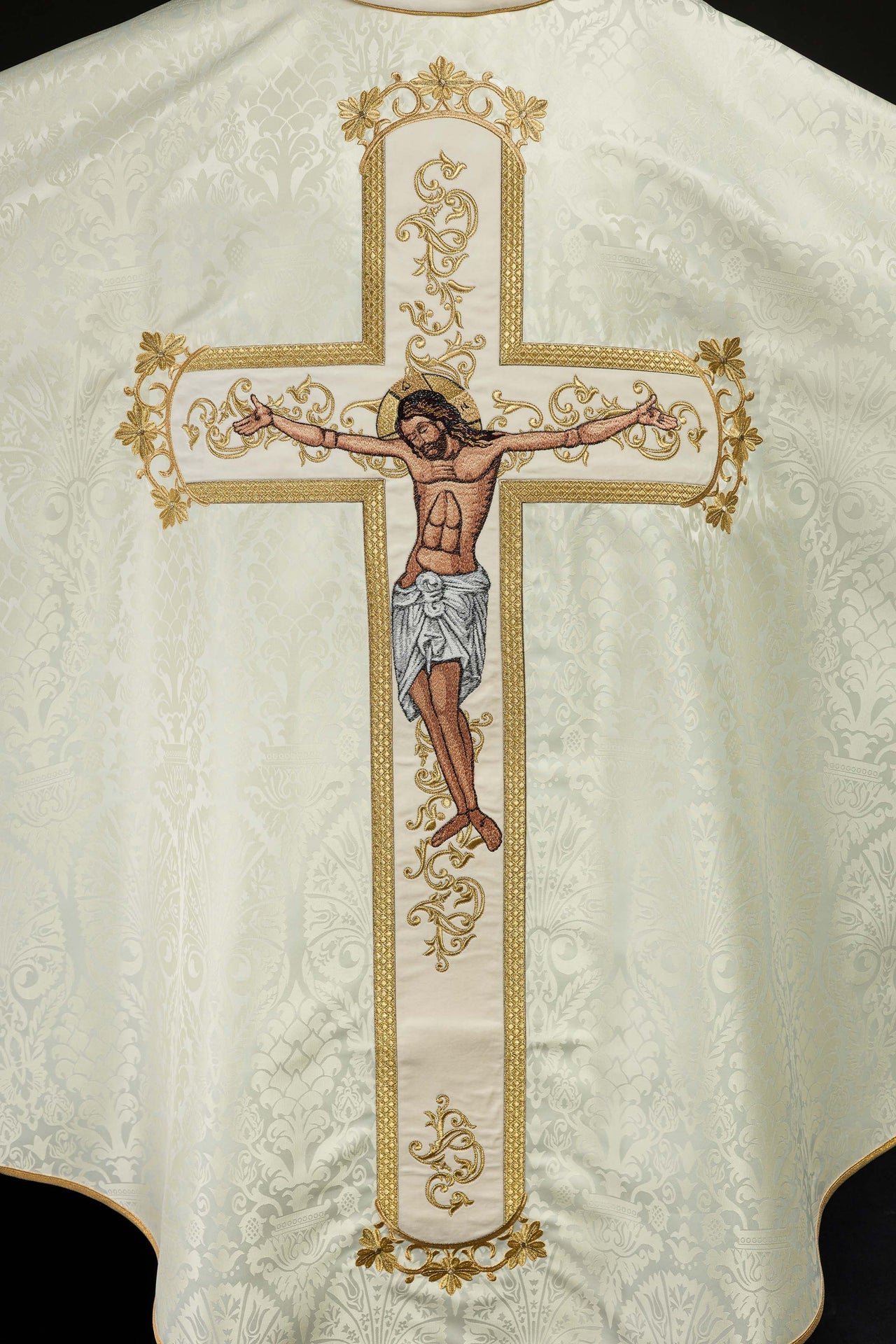 Ornat z wizerunkiem Jezusa Chrystusa na krzyżu w kolorze ecru - ORNATY.PL