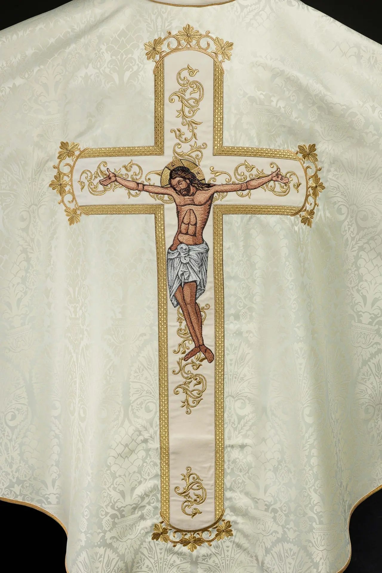 Chasuble with the image of Jesus Christ on the cross in ecru