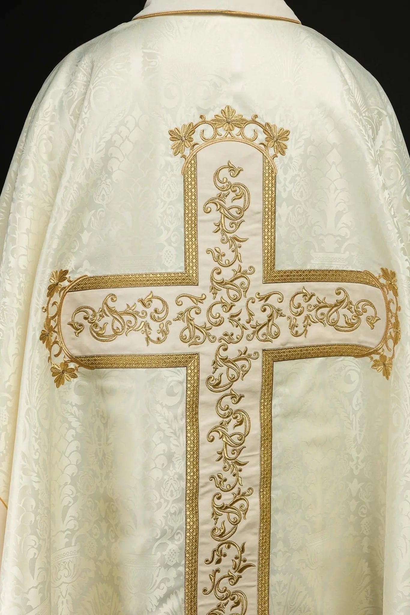 Chasuble with the image of Jesus Christ on the cross in ecru