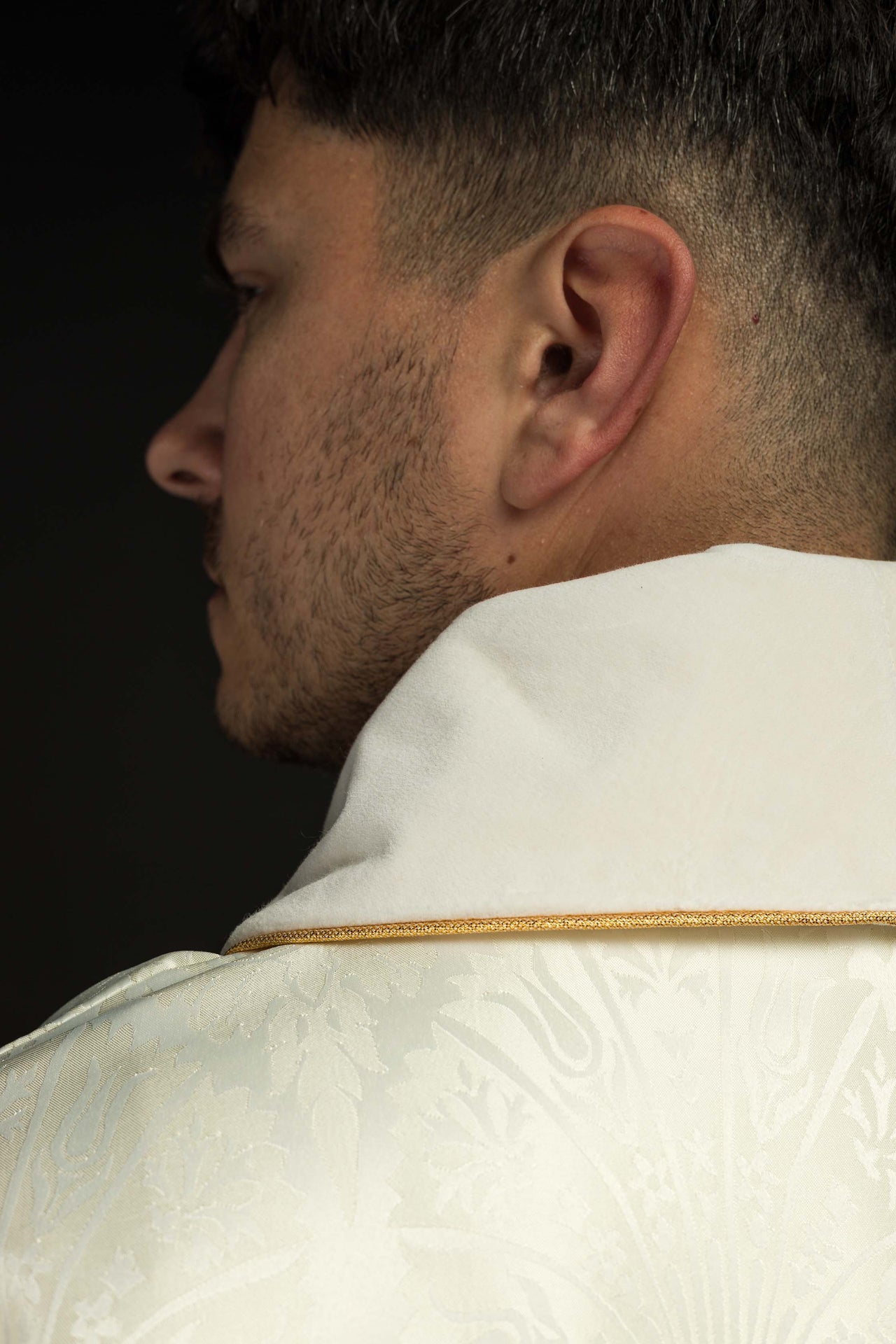 Ornat z wizerunkiem Jezusa Chrystusa na krzyżu w kolorze ecru - ORNATY.PL