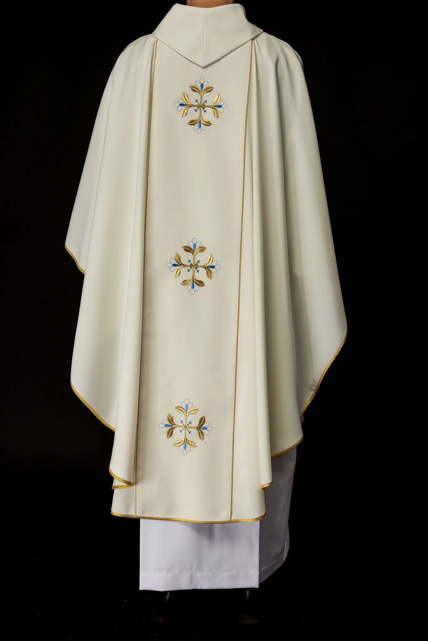Embroidered chasuble with the image of Our Lady Immaculate