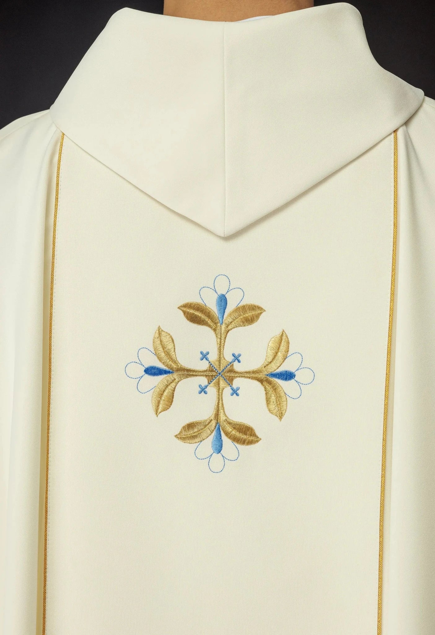 Embroidered chasuble with the image of Our Lady Immaculate