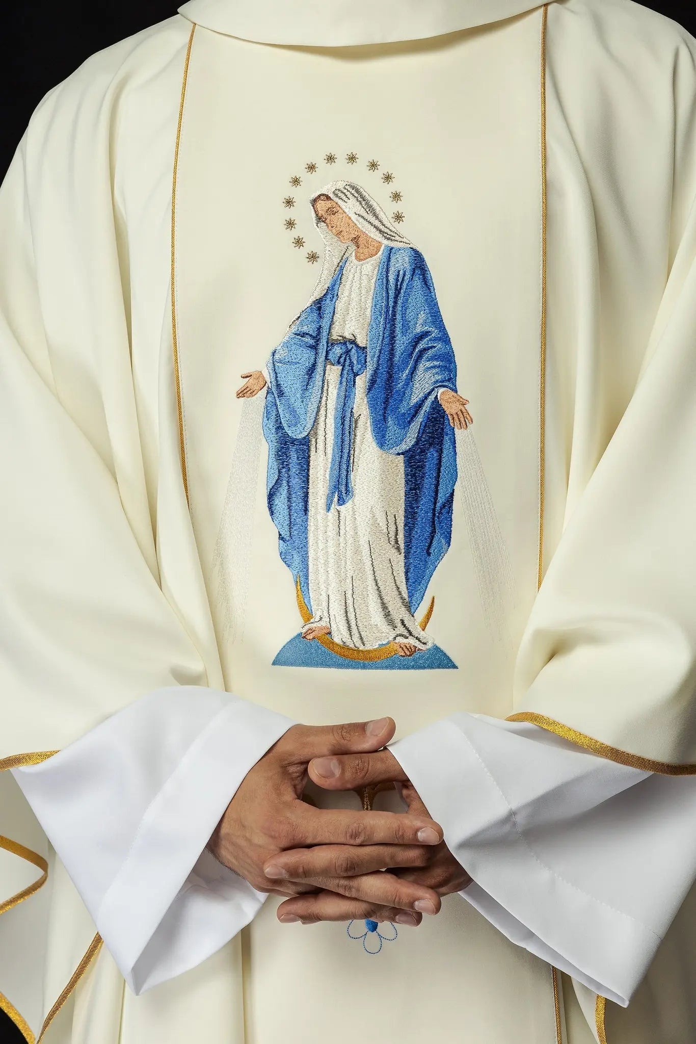 Embroidered chasuble with the image of Our Lady Immaculate
