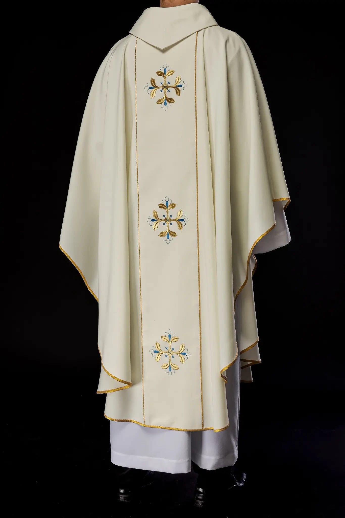 Embroidered chasuble with an image of the Heart of Mary