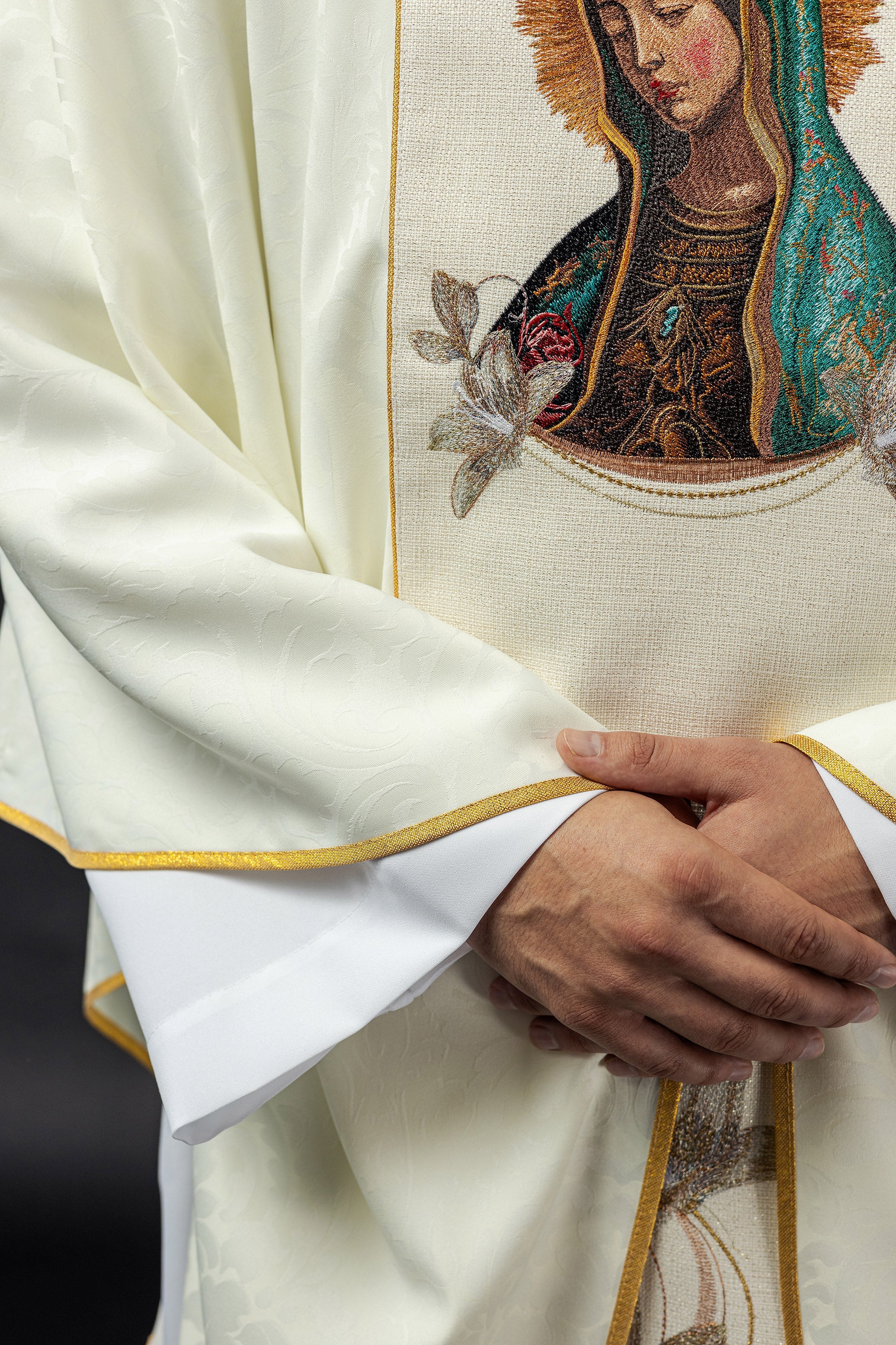 Ornat haftowany z wizerunkiem Matki Boskiej Guadalupe - ORNATY.PL