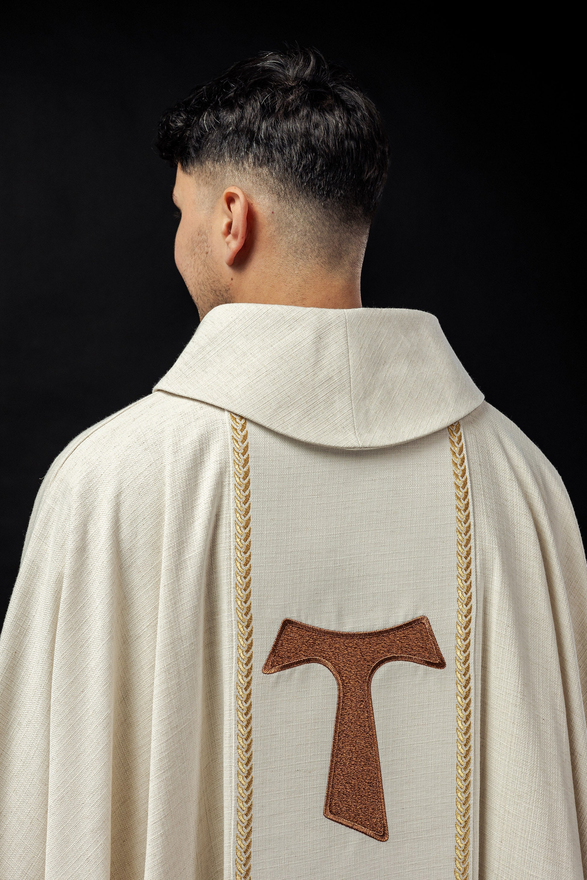 Ornat haftowany z wizerunkiem Świętego Franciszka - ORNATY.PL