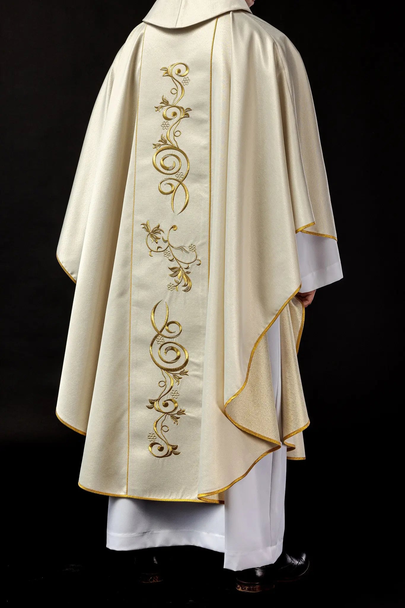 Embroidered chasuble for Christmas with the image of the Holy Family