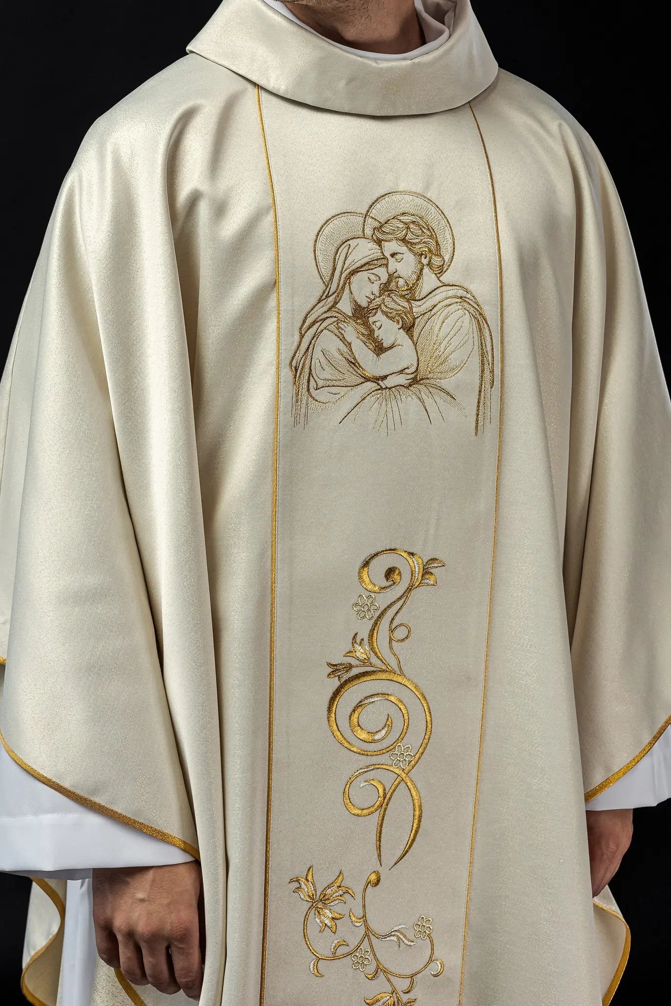 Embroidered chasuble for Christmas with the image of the Holy Family