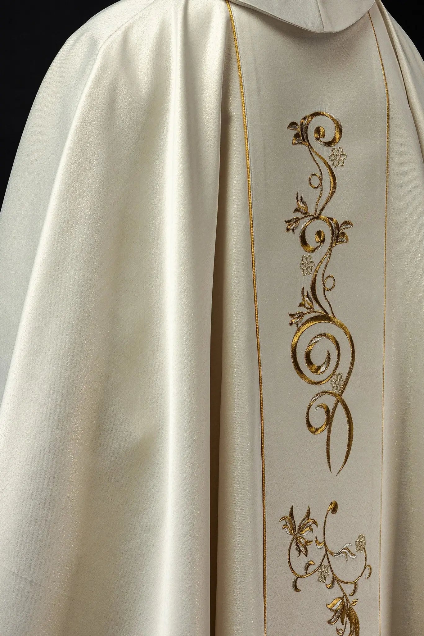 Embroidered chasuble for Christmas with the image of the Holy Family