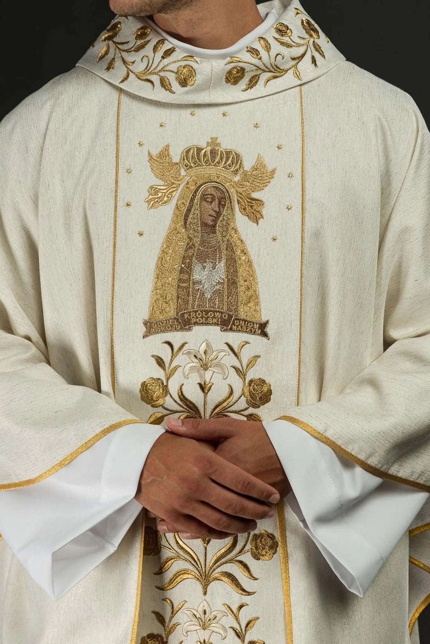 Casula Dourada Bordada com Imagem de Nossa Senhora de Lichen