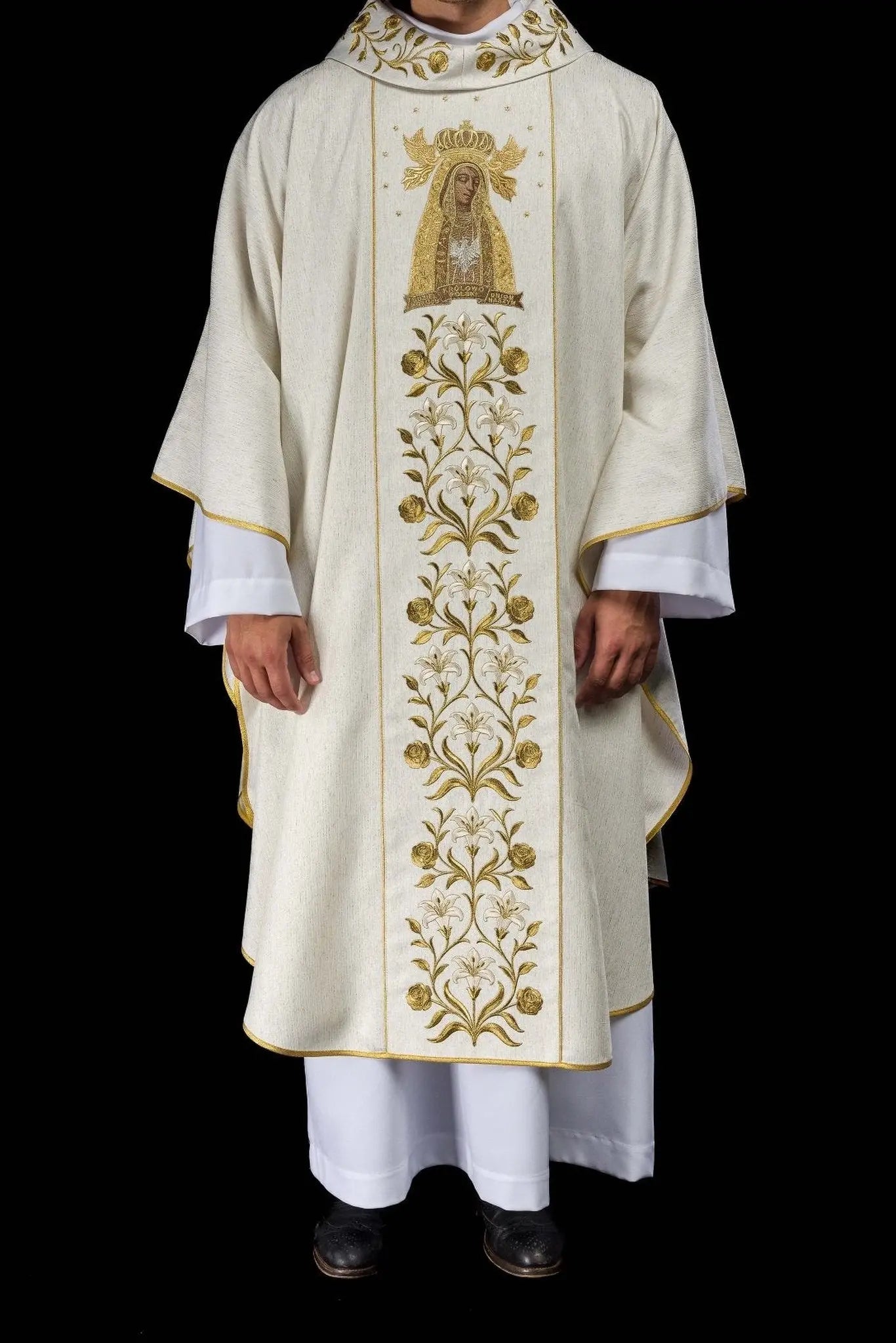 Casula Dourada Bordada com Imagem de Nossa Senhora de Lichen