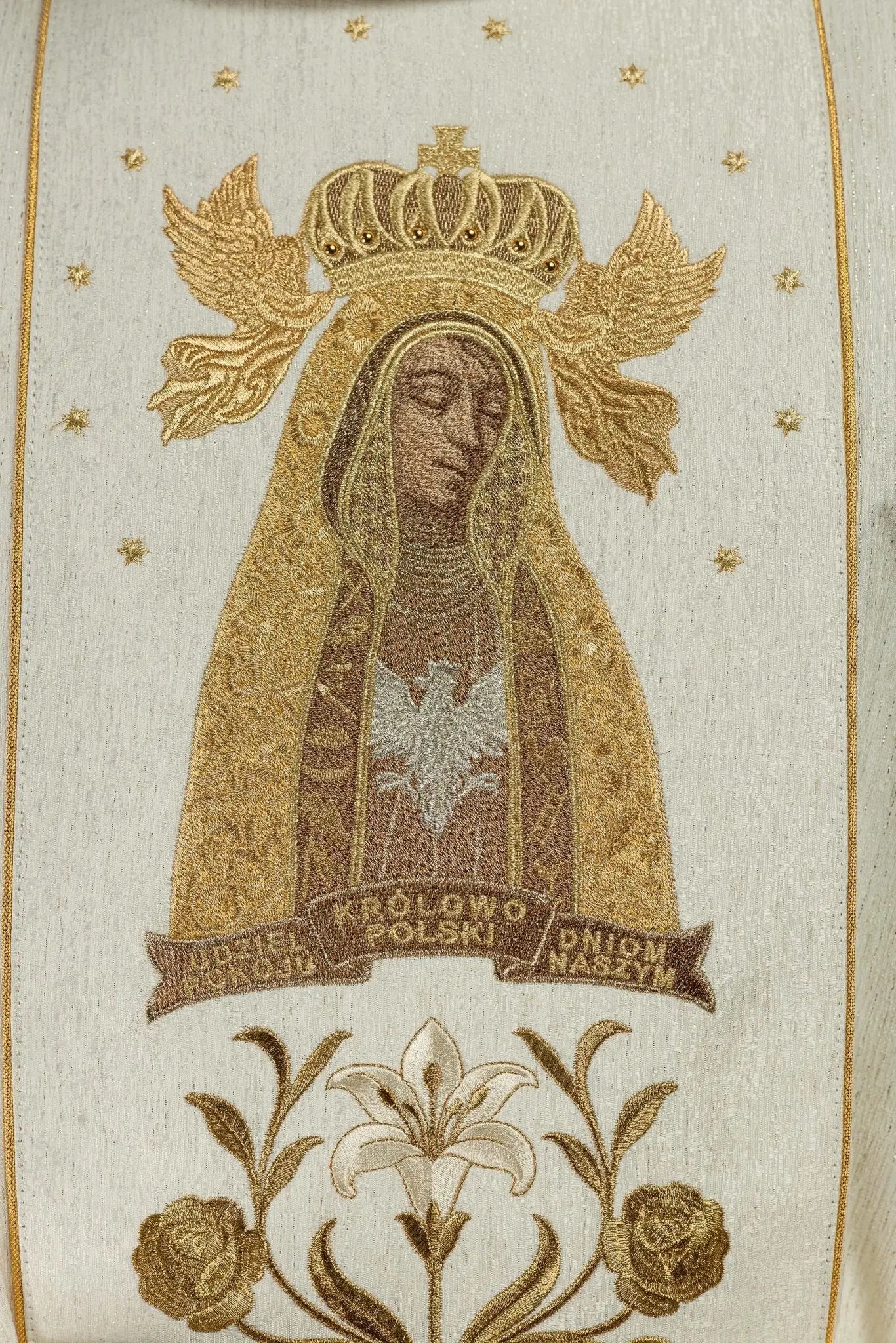 Casula Dourada Bordada com Imagem de Nossa Senhora de Lichen