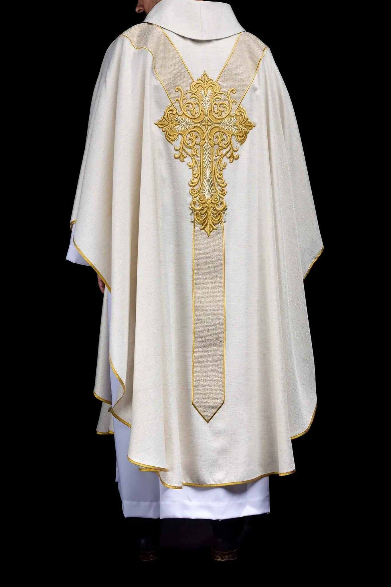 Embroidered chasuble with the image of the Merciful Jesus ecru