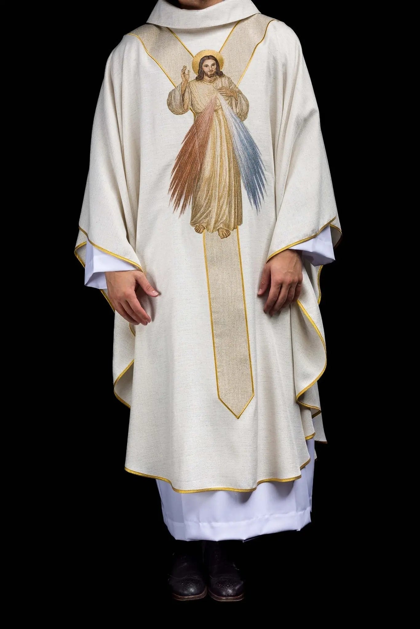 Embroidered chasuble with the image of the Merciful Jesus ecru