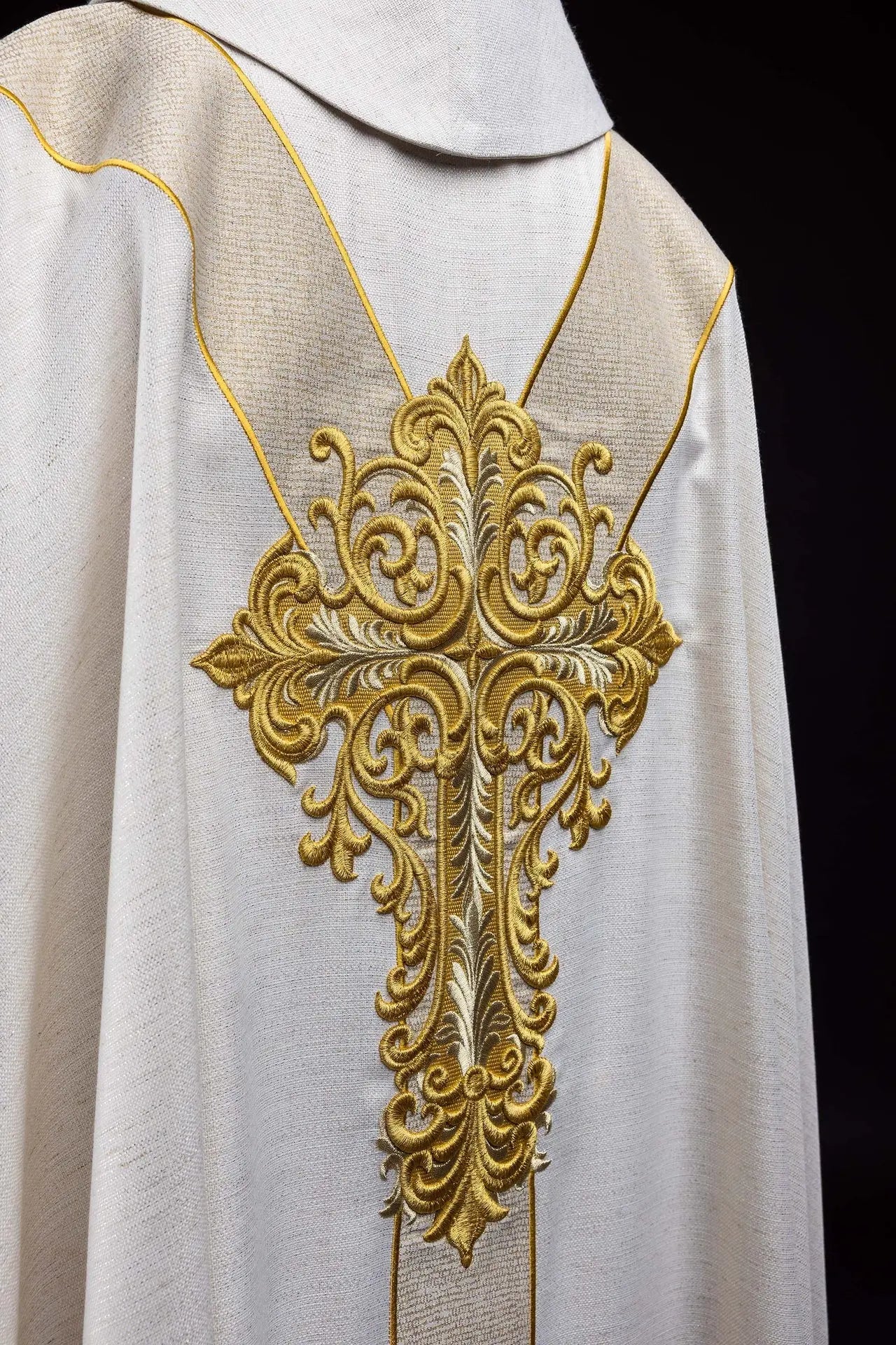 Embroidered chasuble with the image of the Merciful Jesus ecru