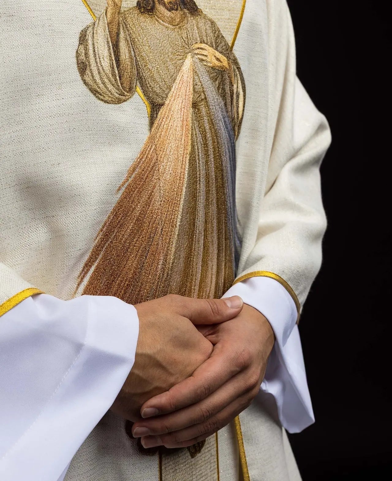 Embroidered chasuble with the image of the Merciful Jesus ecru
