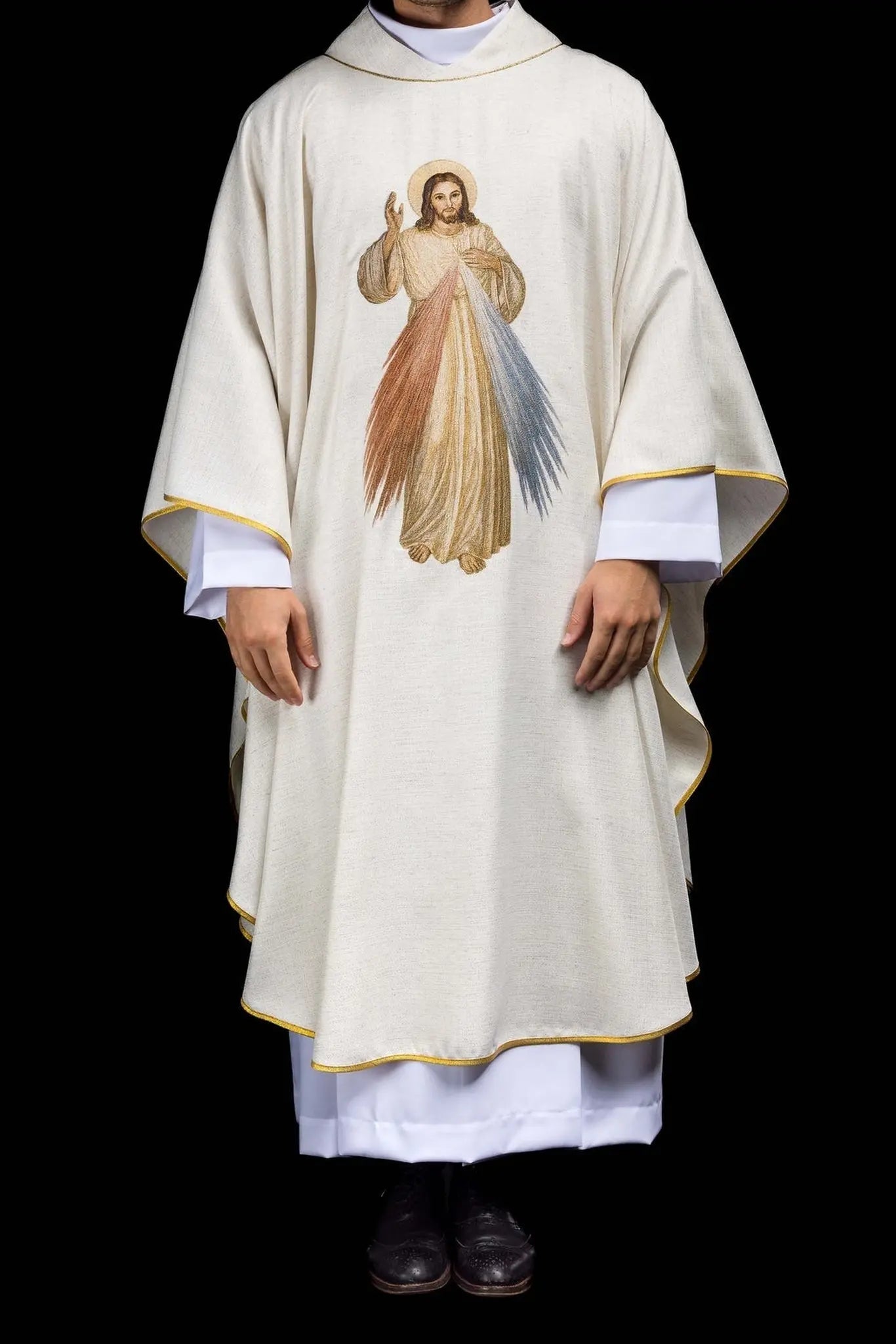 Embroidered chasuble with the image of the Merciful Jesus ecru