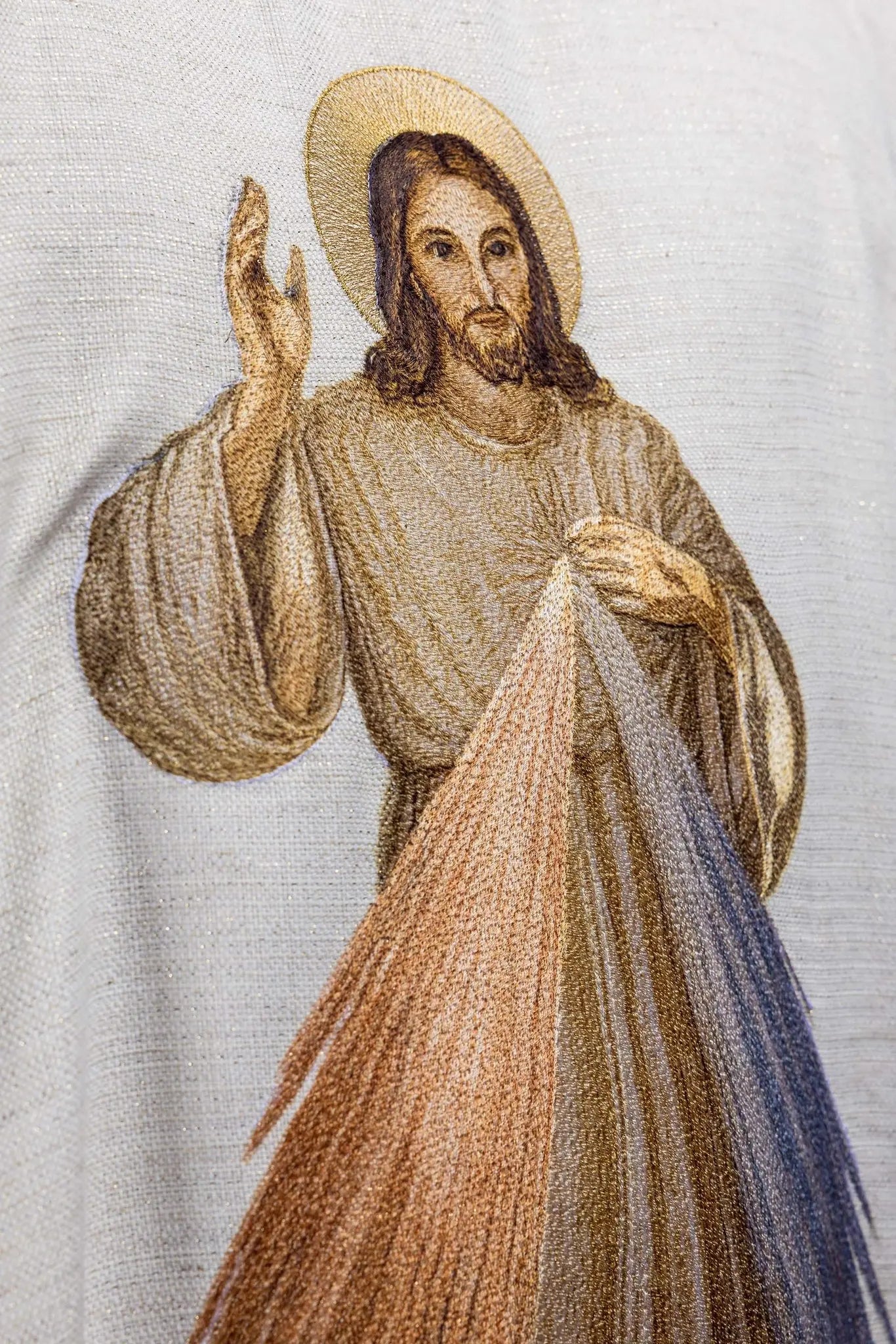 Embroidered chasuble with the image of the Merciful Jesus ecru