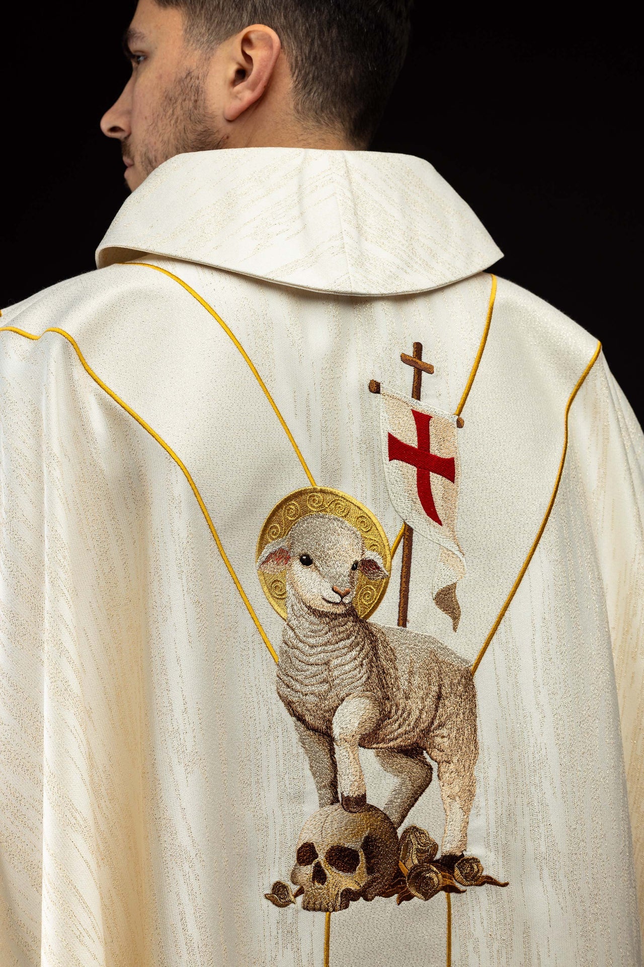 Ornat haftowany z wizerunkiem Jezusa Zmartwychwstałego i Baranka Wielkanocnego - ORNATY.PL