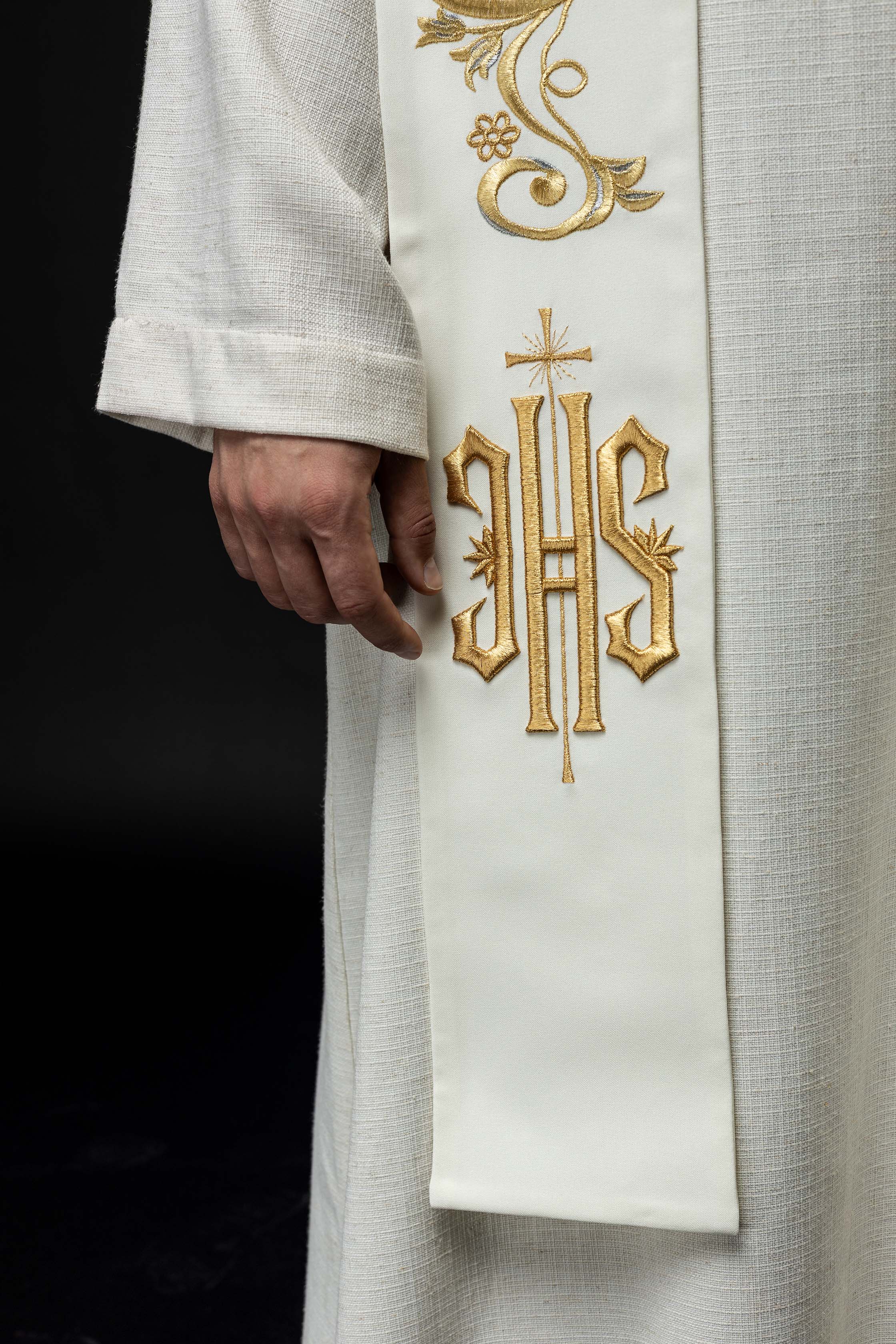 Embroidered stole IHS ecru