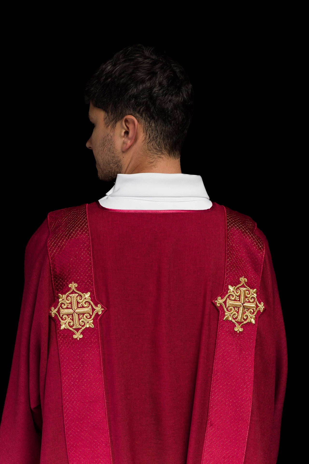 Dalmatyka z pasami na aksamicie z symbolami Krzyża Czerwona - ORNATY.PL