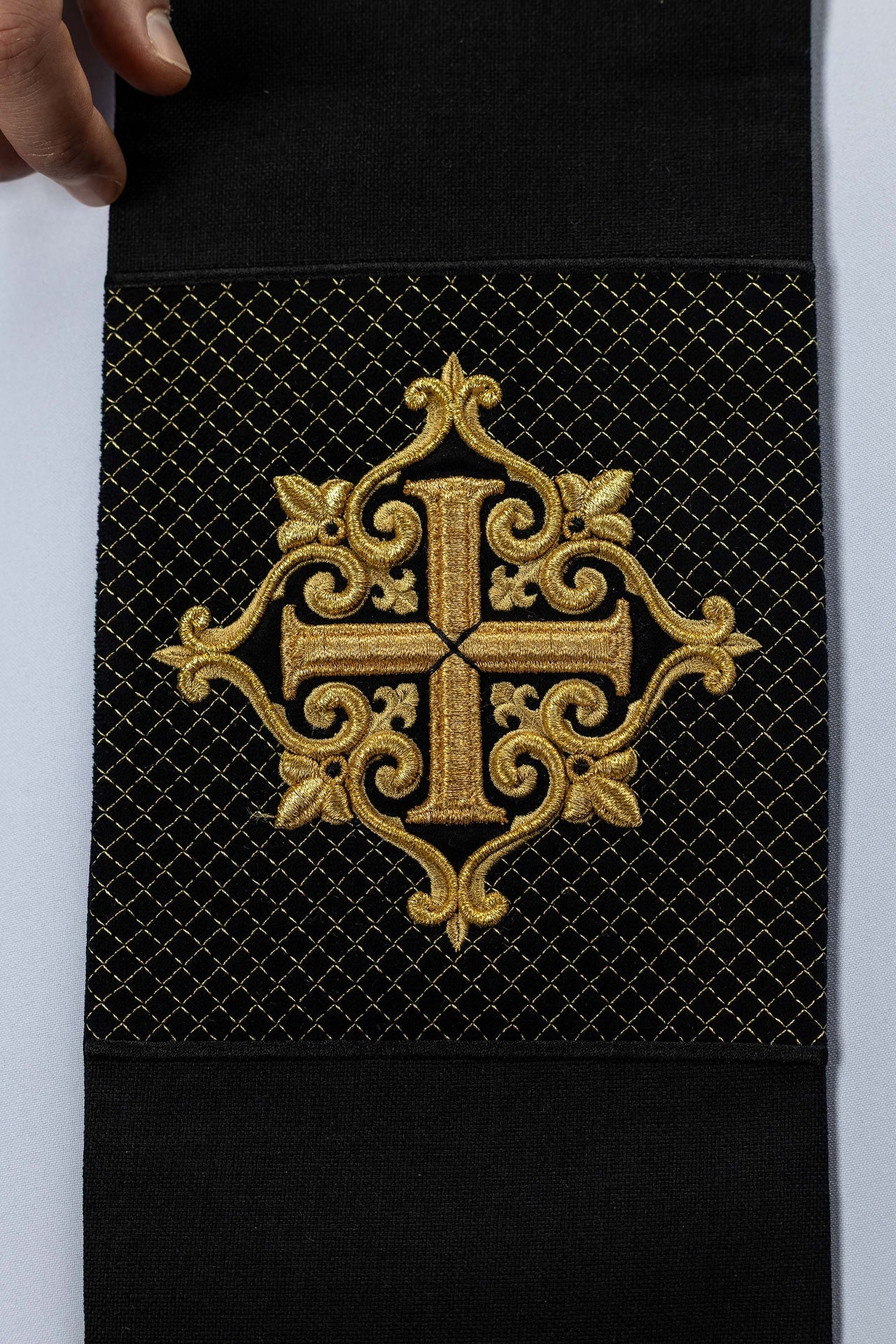 Stuła haftowana z symbolem krzyża aksamit czarna - ORNATY.PL