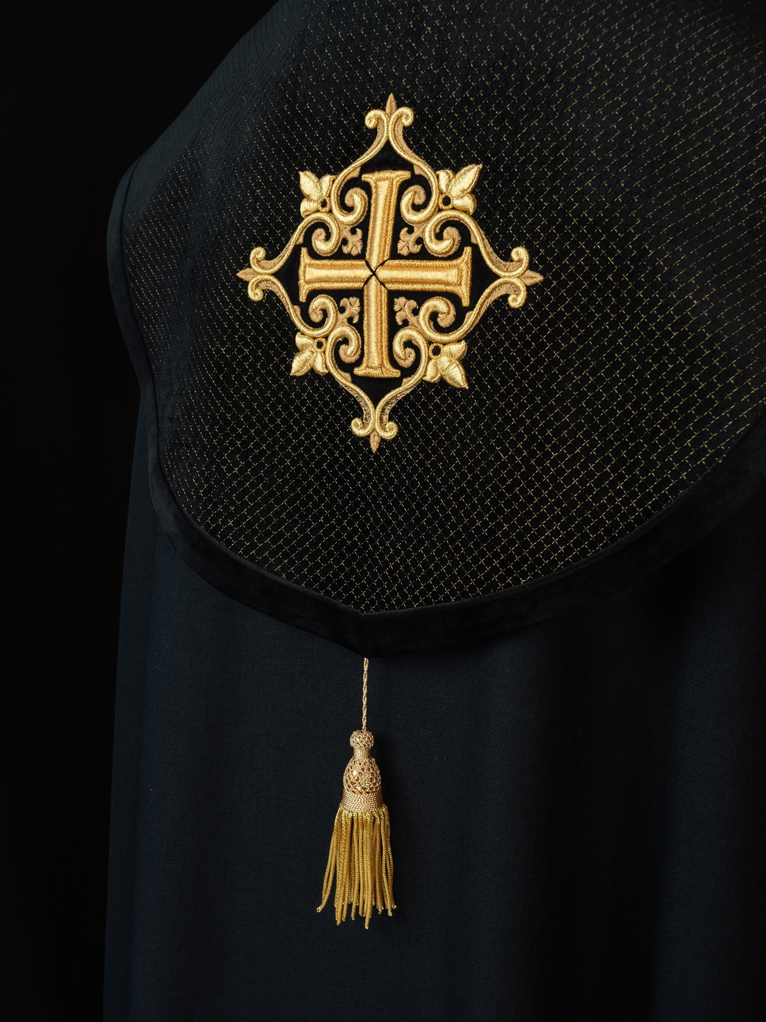 Kapa liturgiczna z aksamitnym czarnym pasem i haftem krzyży - ORNATY.PL