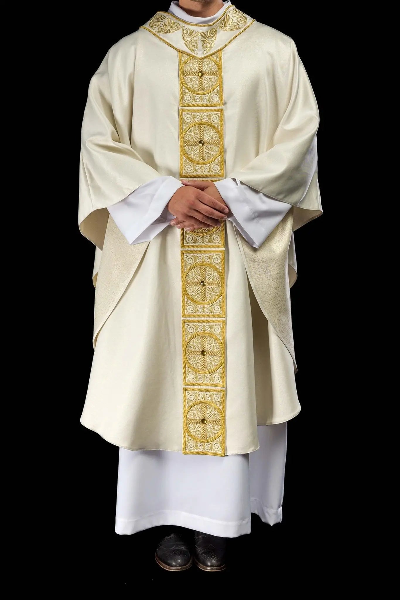 Gold chasuble richly embroidered decorated with stones