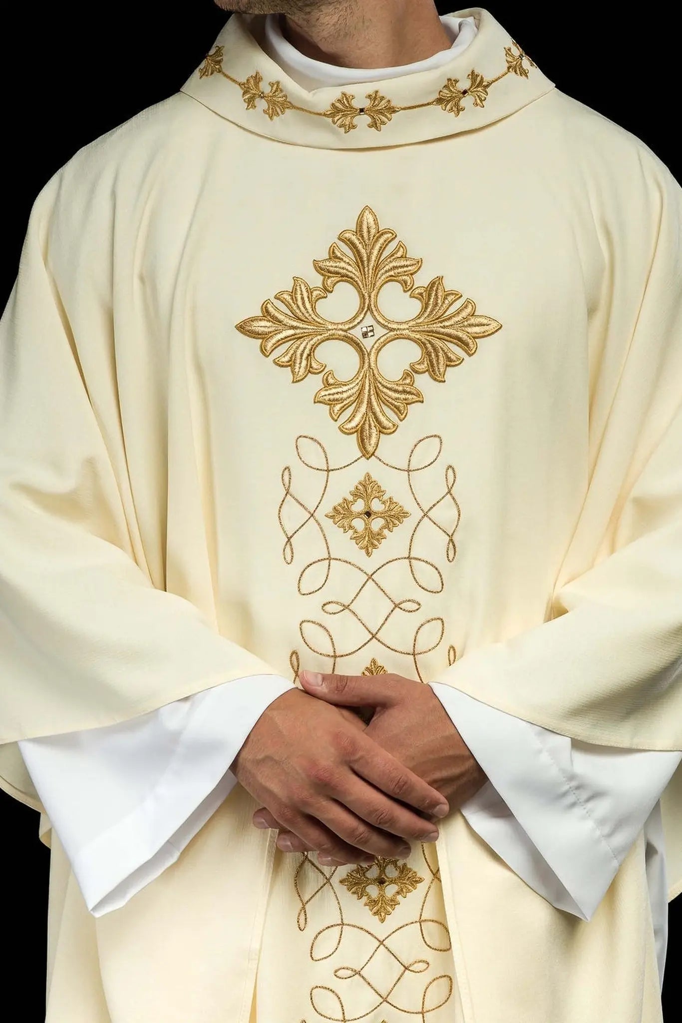 Chasuble richly embroidered with string decorated with stones