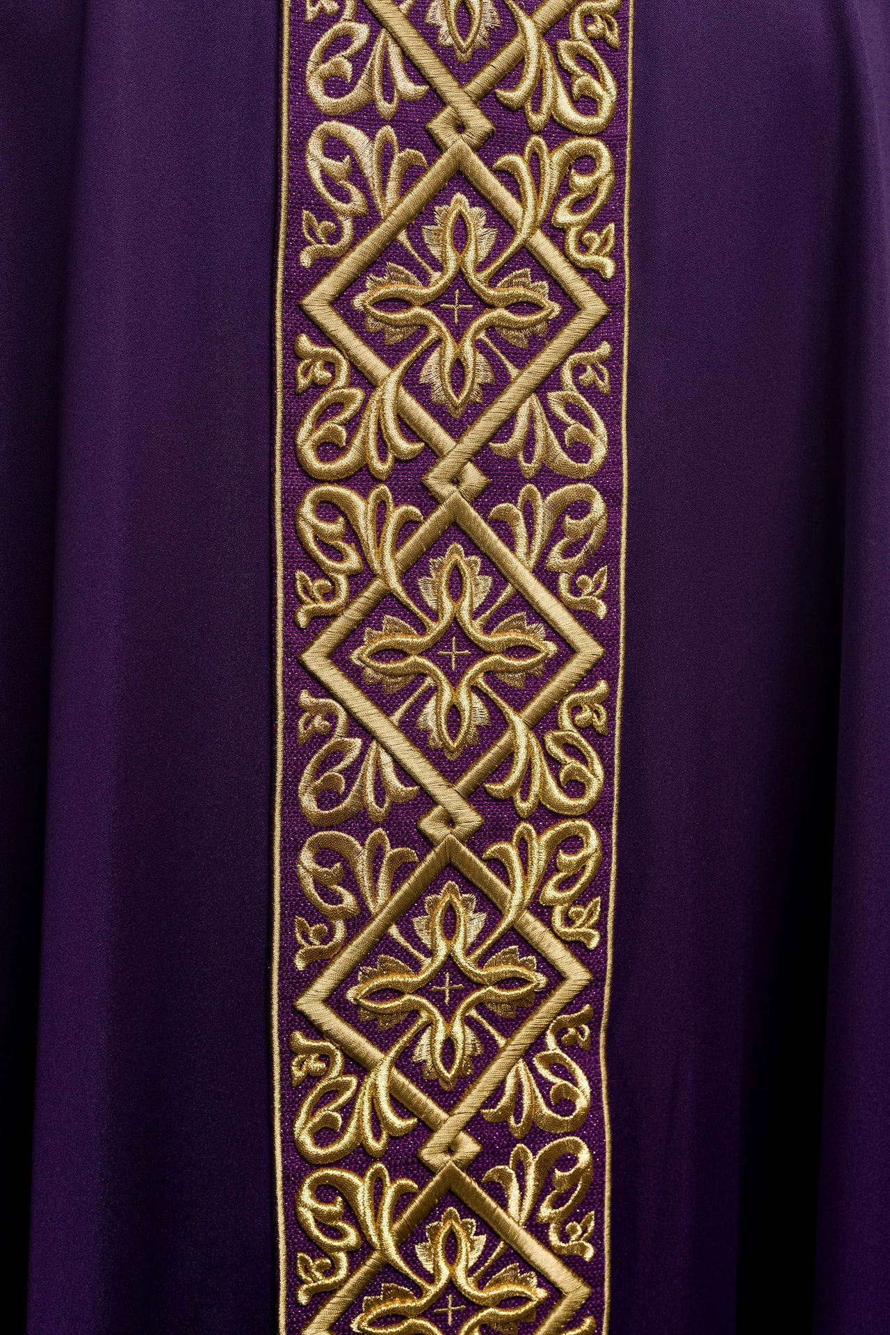 Ornat bogato haftowany motyw florystyczny z krzyżami Fioletowy - ORNATY.PL