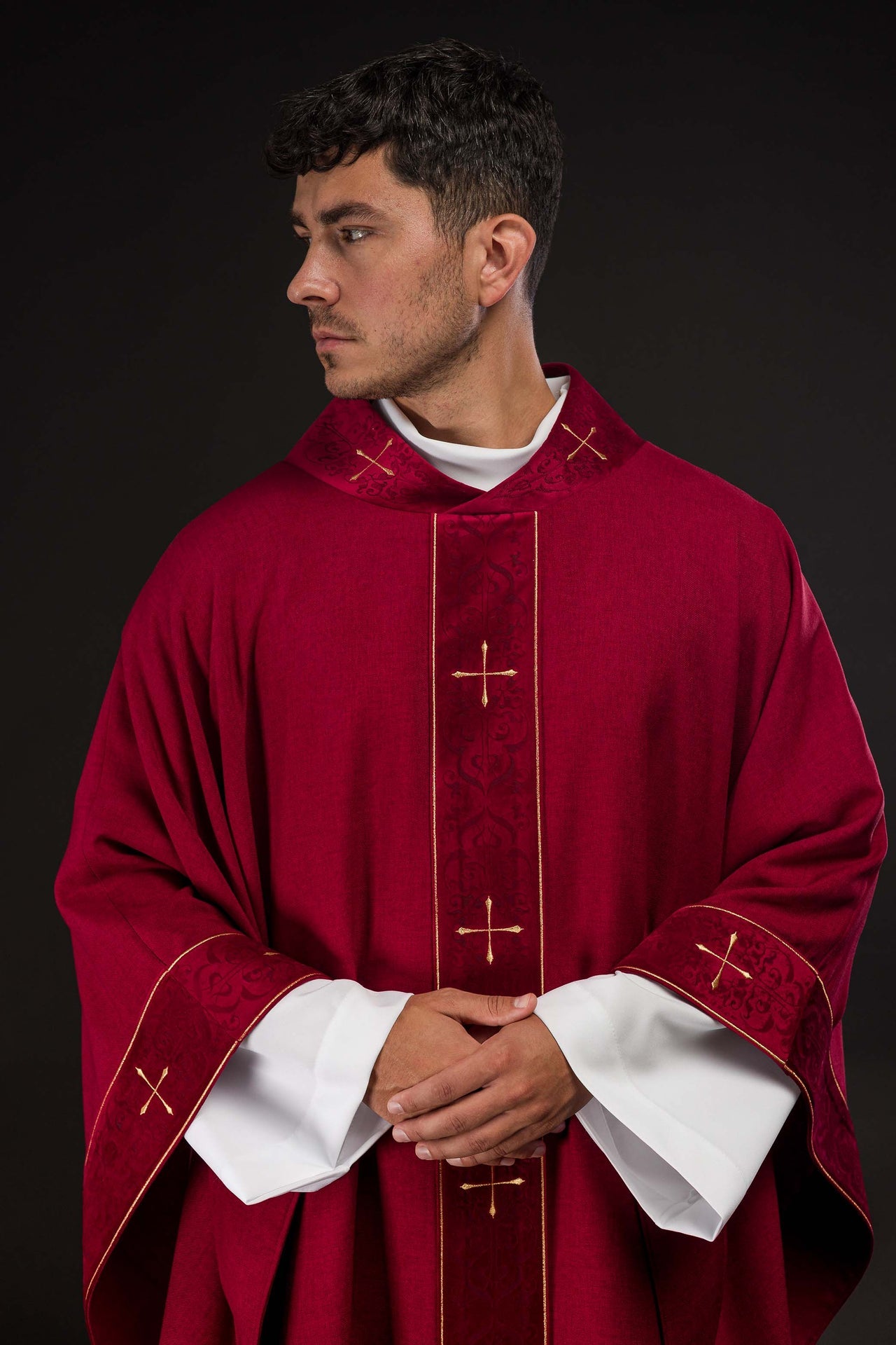 Ornat w kolorze czerwonym z haftowanym pasem i kołnierzem w krzyże - ORNATY.PL