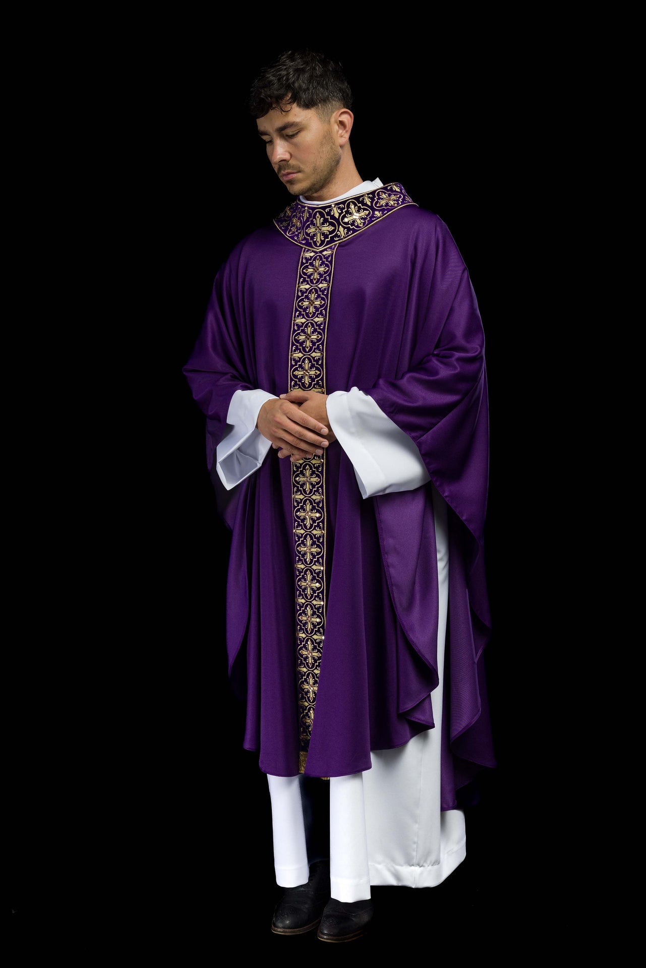 Fioletowy ornat zdobiony 500 kamieniami z wąskim pasem - ORNATY.PL