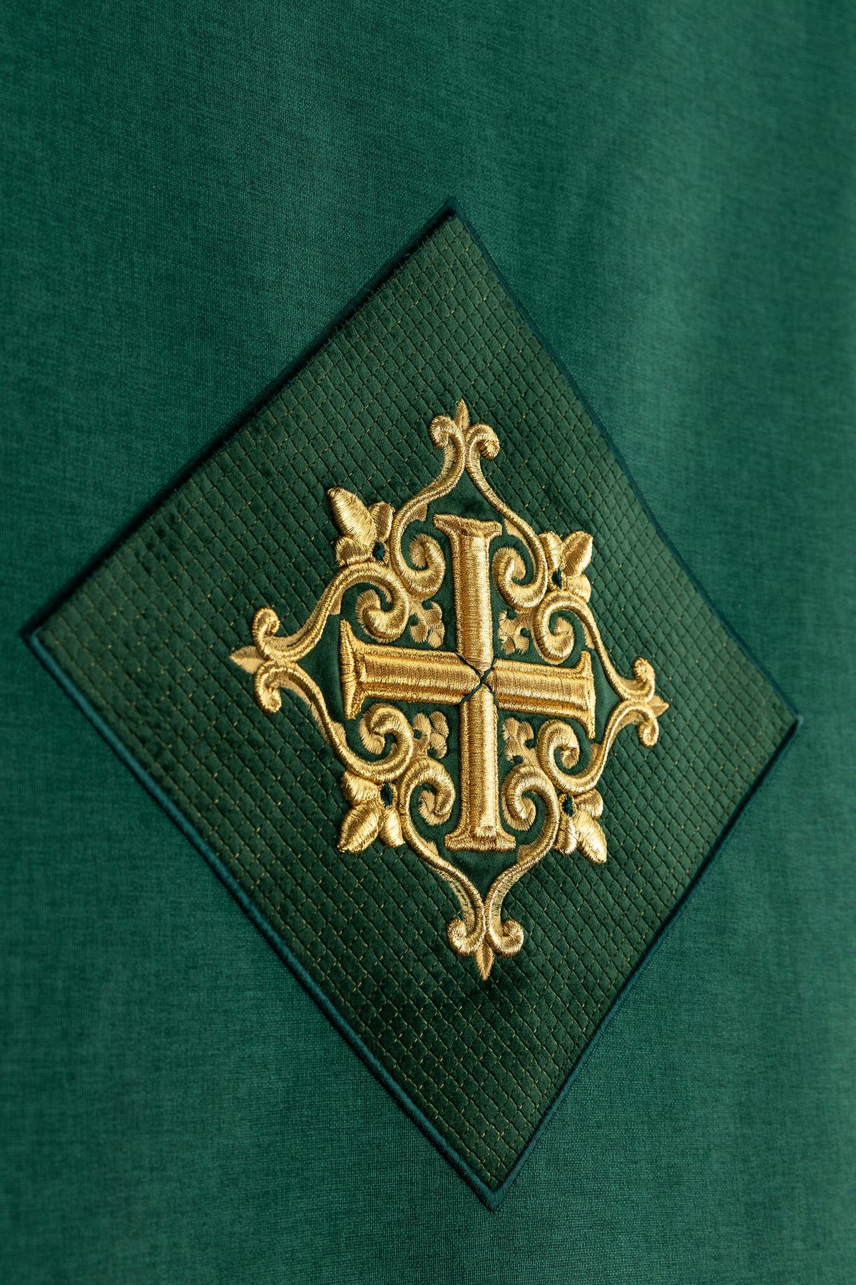 Coprileggio Verde con Croce Ricamata e Frangia Oro