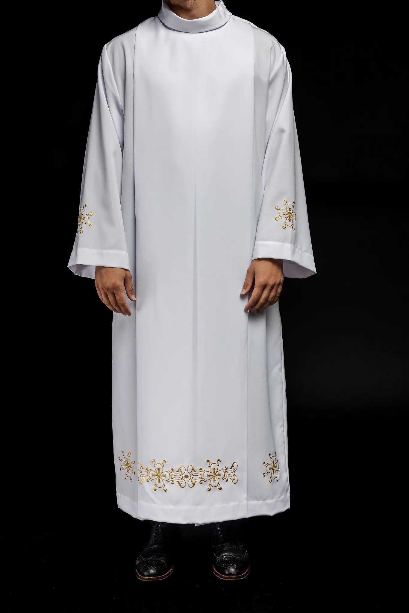 Turtleneck priest's robe decorated with embroidery white