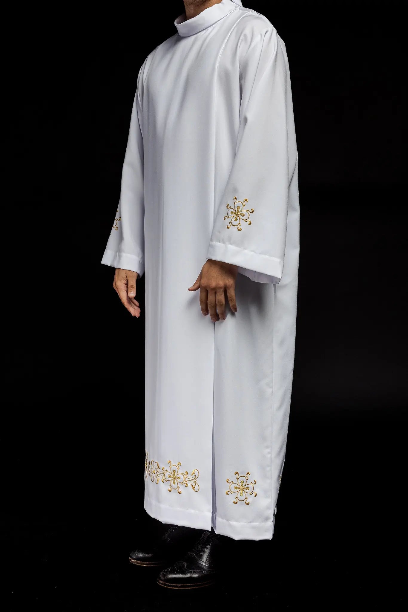 Turtleneck priest's robe decorated with embroidery white
