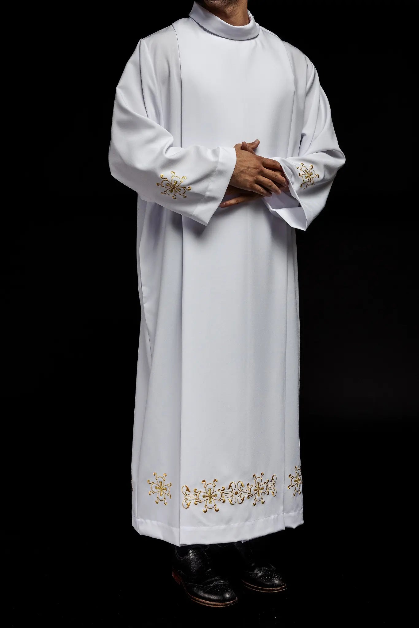 Turtleneck priest's robe decorated with embroidery white