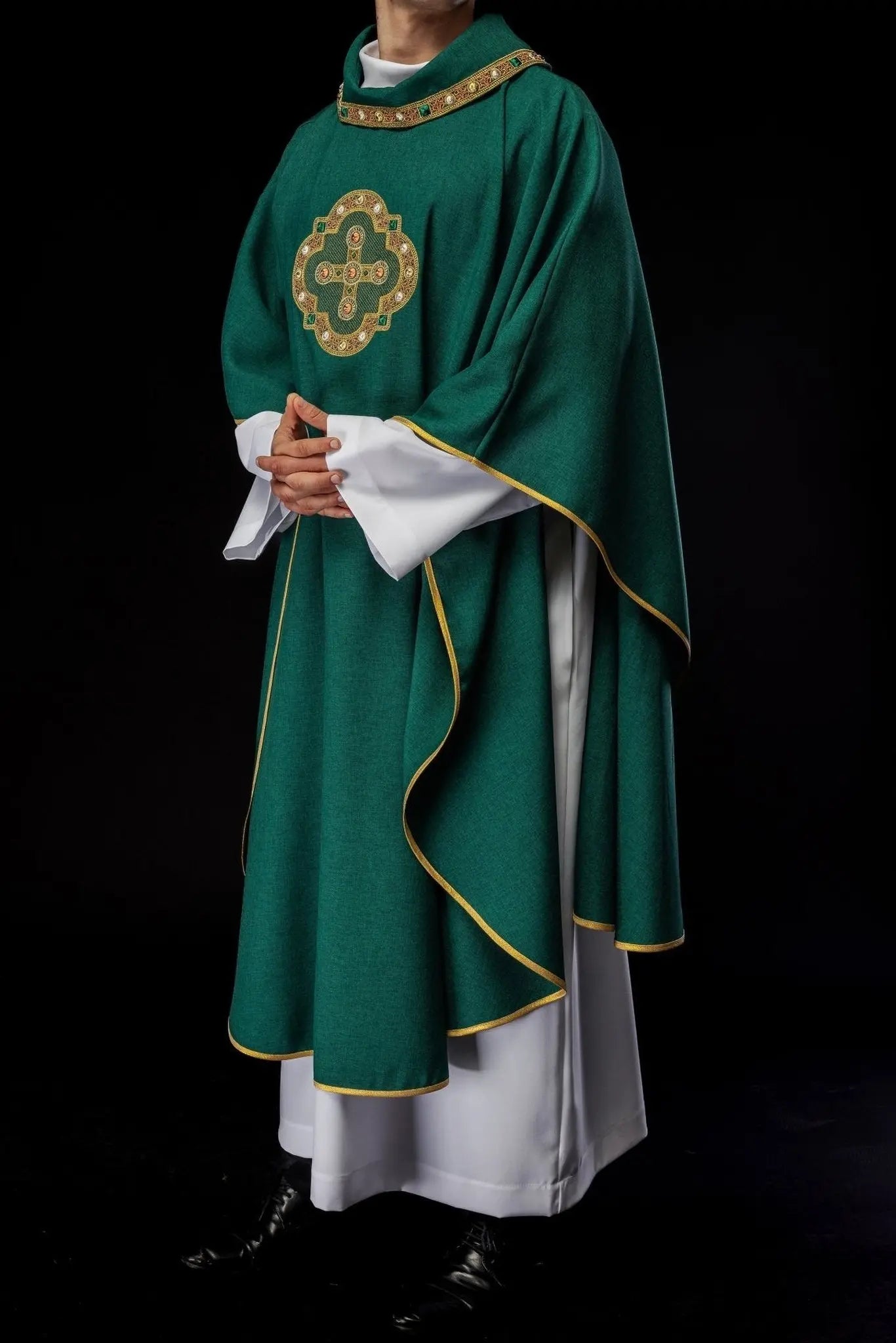 Chasuble in green with embroidered piping on the collar and around the embroidery of the cross