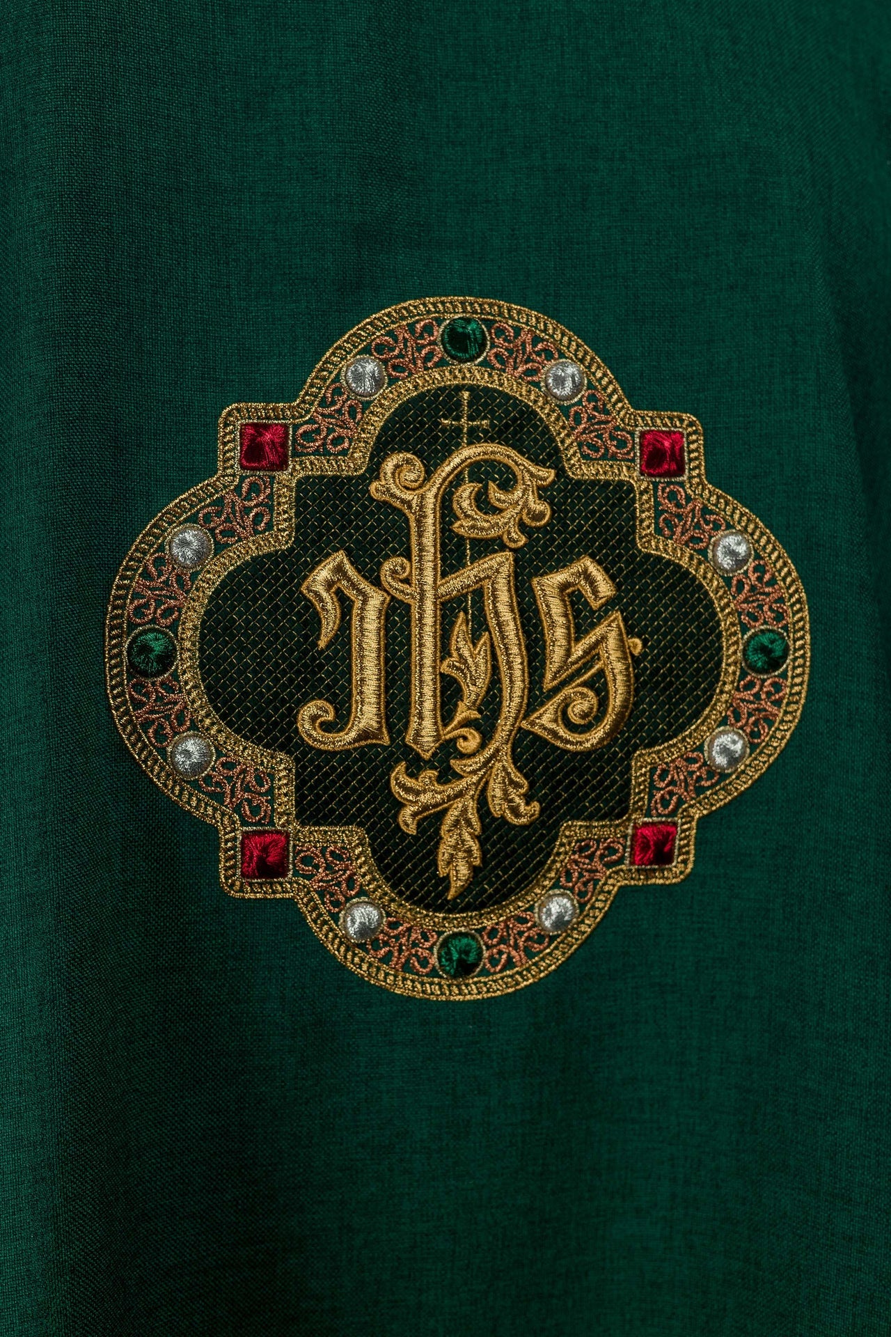 Dalmatyka z symbolem IHS i kołnierzem w kolorze zielonym - ORNATY.PL