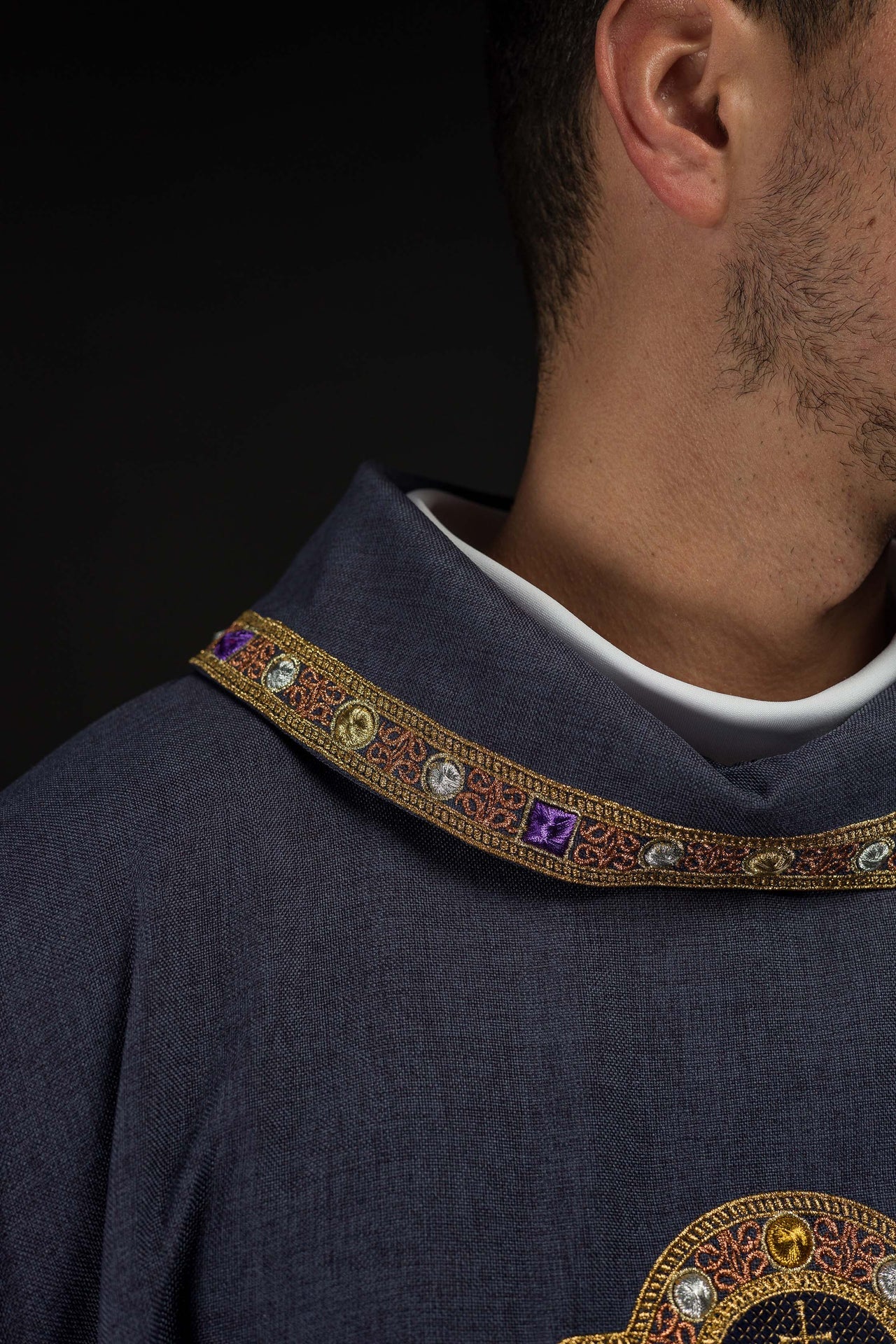 Dalmatyka z symbolem IHS i kołnierzem w kolorze fioletowym - ORNATY.PL