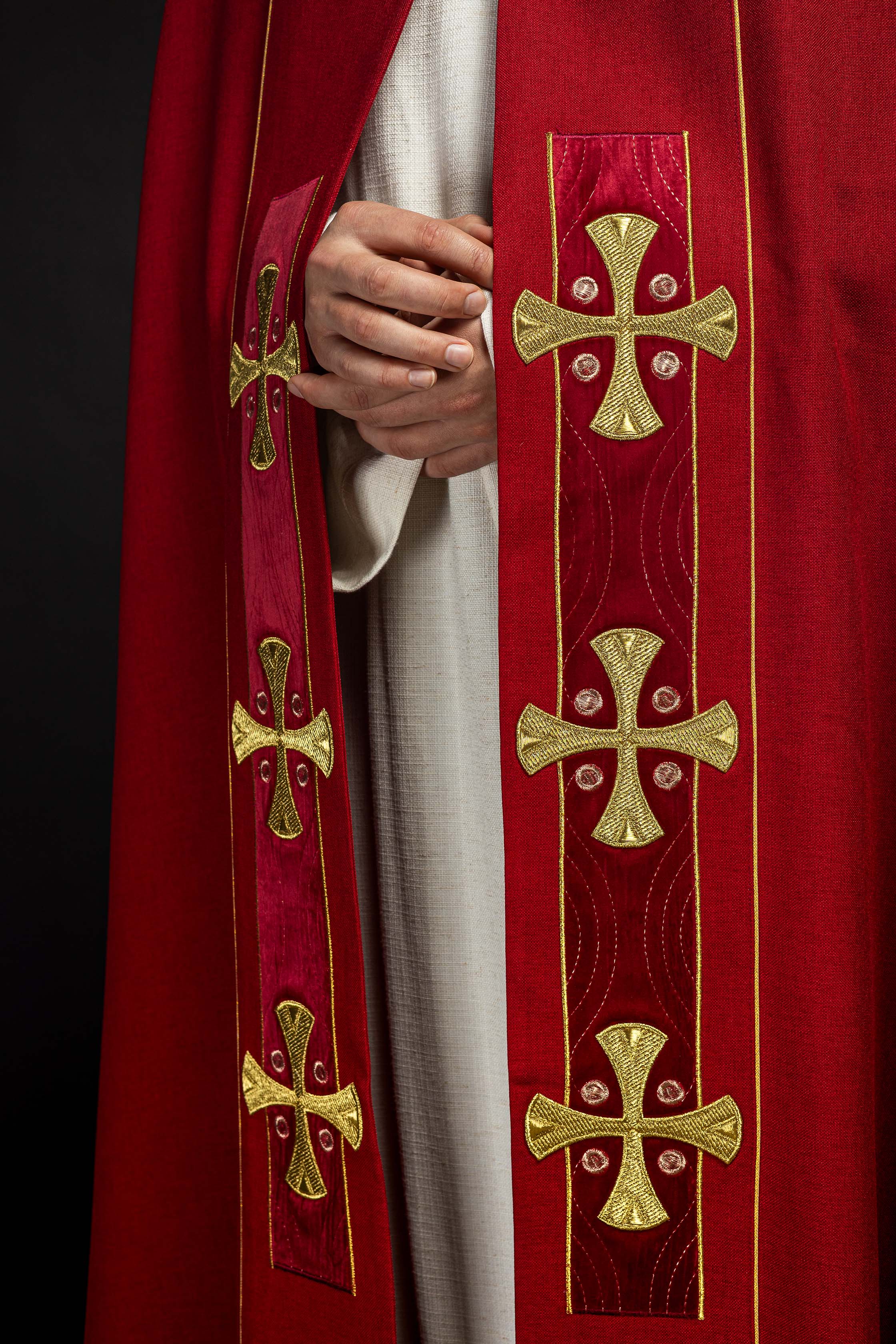 Kapa w haftowane złote krzyże z czerwonym aksamitem - ORNATY.PL